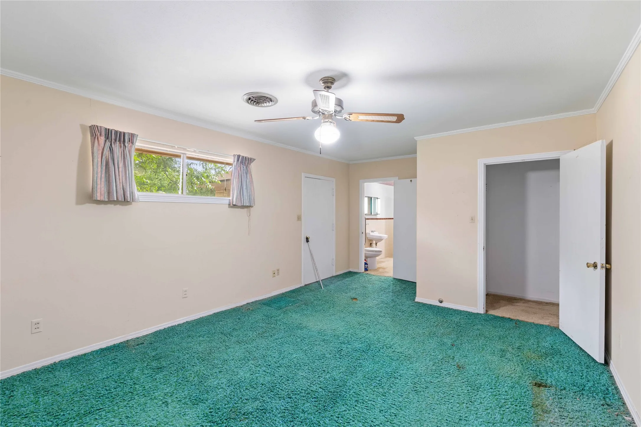 Single Family Residence For Sale in Comanche County , 500 E Ham Avenue, De Leon, Texas 76444, 4 Bedroom, 3 Bathroom, Garage spaces, 3,904 Sqft, built in 1951, mls#21293510, Real Estate Agent in De Leon, Homes For Sale in Comanche county, Homes For Sale in De Leon, Realtor in De Leon Texas, Real Estate Brokerage Independent Realty Texas, Luminita Cordes Realtor