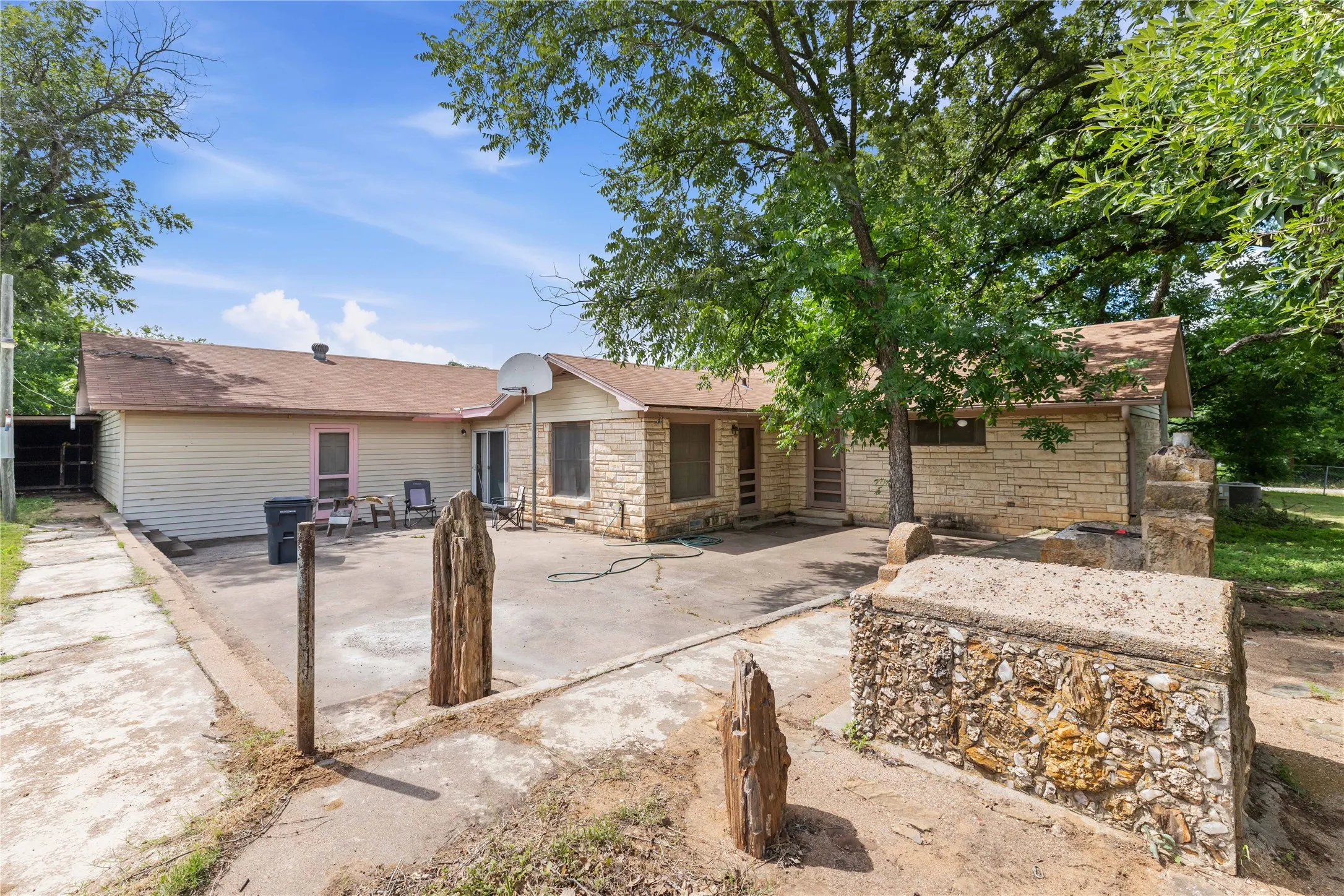 Single Family Residence For Sale in Comanche County , 500 E Ham Avenue, De Leon, Texas 76444, 4 Bedroom, 3 Bathroom, Garage spaces, 3,904 Sqft, built in 1951, mls#21293510, Real Estate Agent in De Leon, Homes For Sale in Comanche county, Homes For Sale in De Leon, Realtor in De Leon Texas, Real Estate Brokerage Independent Realty Texas, Luminita Cordes Realtor