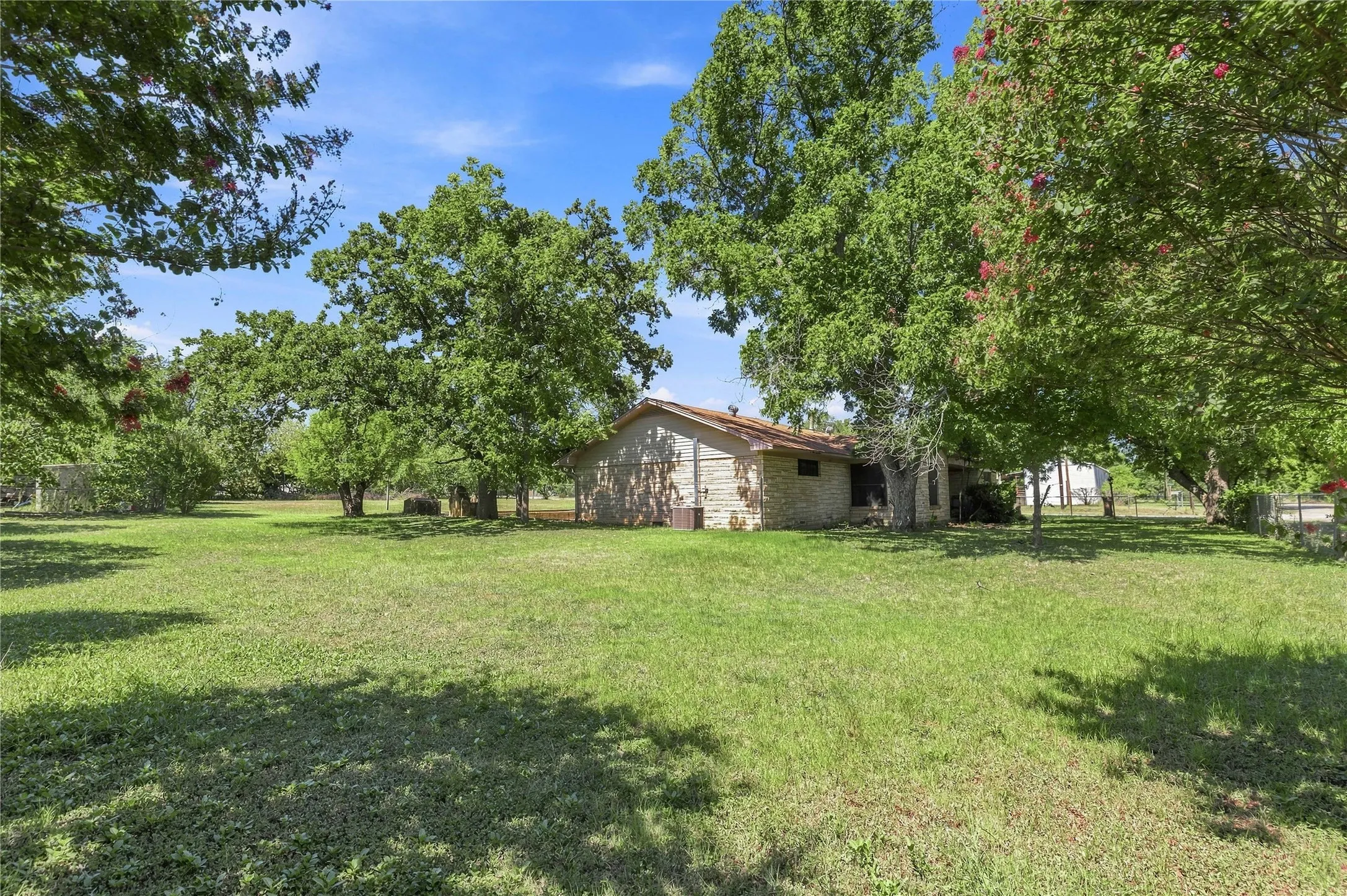 Single Family Residence For Sale in Comanche County , 500 E Ham Avenue, De Leon, Texas 76444, 4 Bedroom, 3 Bathroom, Garage spaces, 3,904 Sqft, built in 1951, mls#21293510, Real Estate Agent in De Leon, Homes For Sale in Comanche county, Homes For Sale in De Leon, Realtor in De Leon Texas, Real Estate Brokerage Independent Realty Texas, Luminita Cordes Realtor