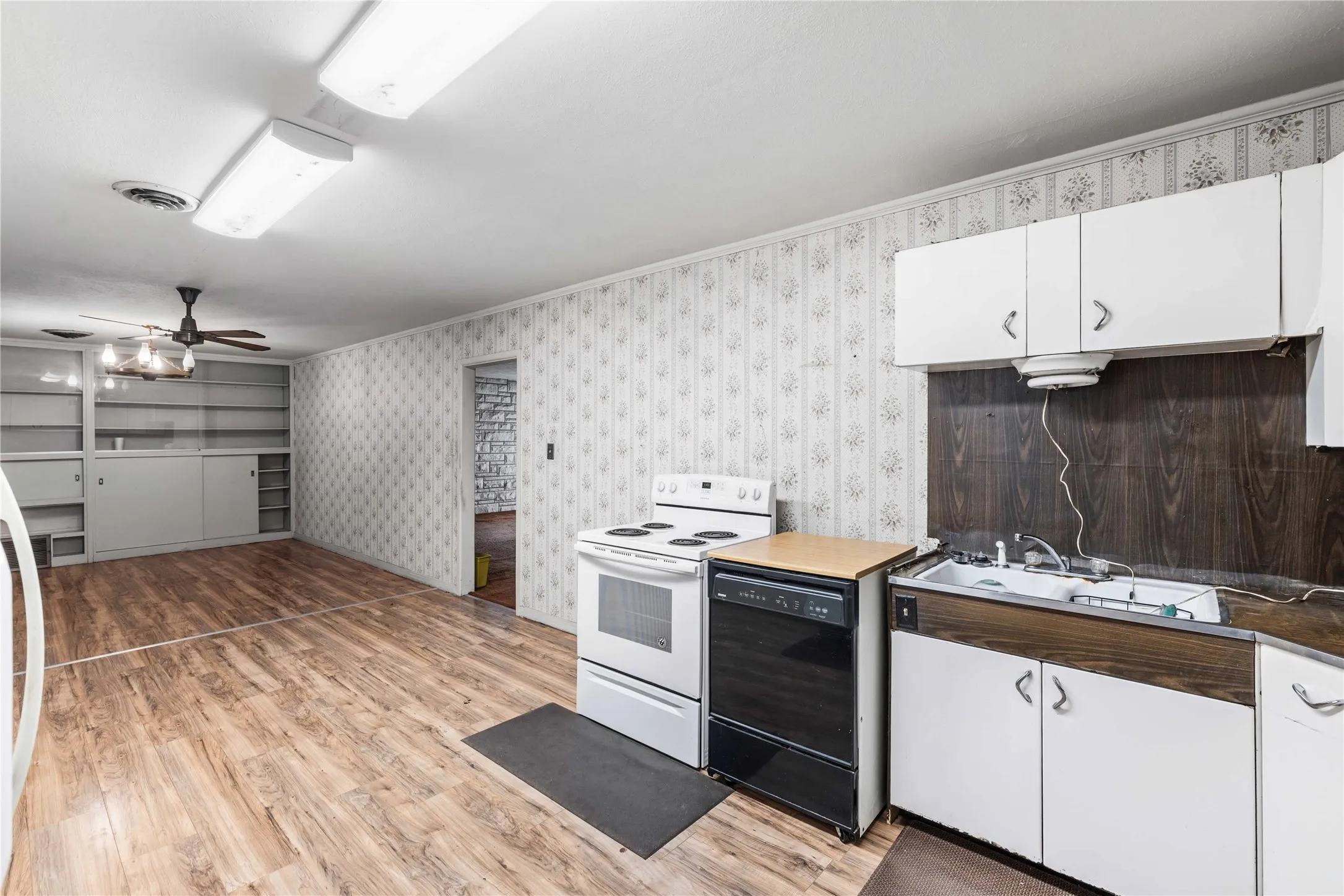 Single Family Residence For Sale in Comanche County , 500 E Ham Avenue, De Leon, Texas 76444, 4 Bedroom, 3 Bathroom, Garage spaces, 3,904 Sqft, built in 1951, mls#21293510, Real Estate Agent in De Leon, Homes For Sale in Comanche county, Homes For Sale in De Leon, Realtor in De Leon Texas, Real Estate Brokerage Independent Realty Texas, Luminita Cordes Realtor