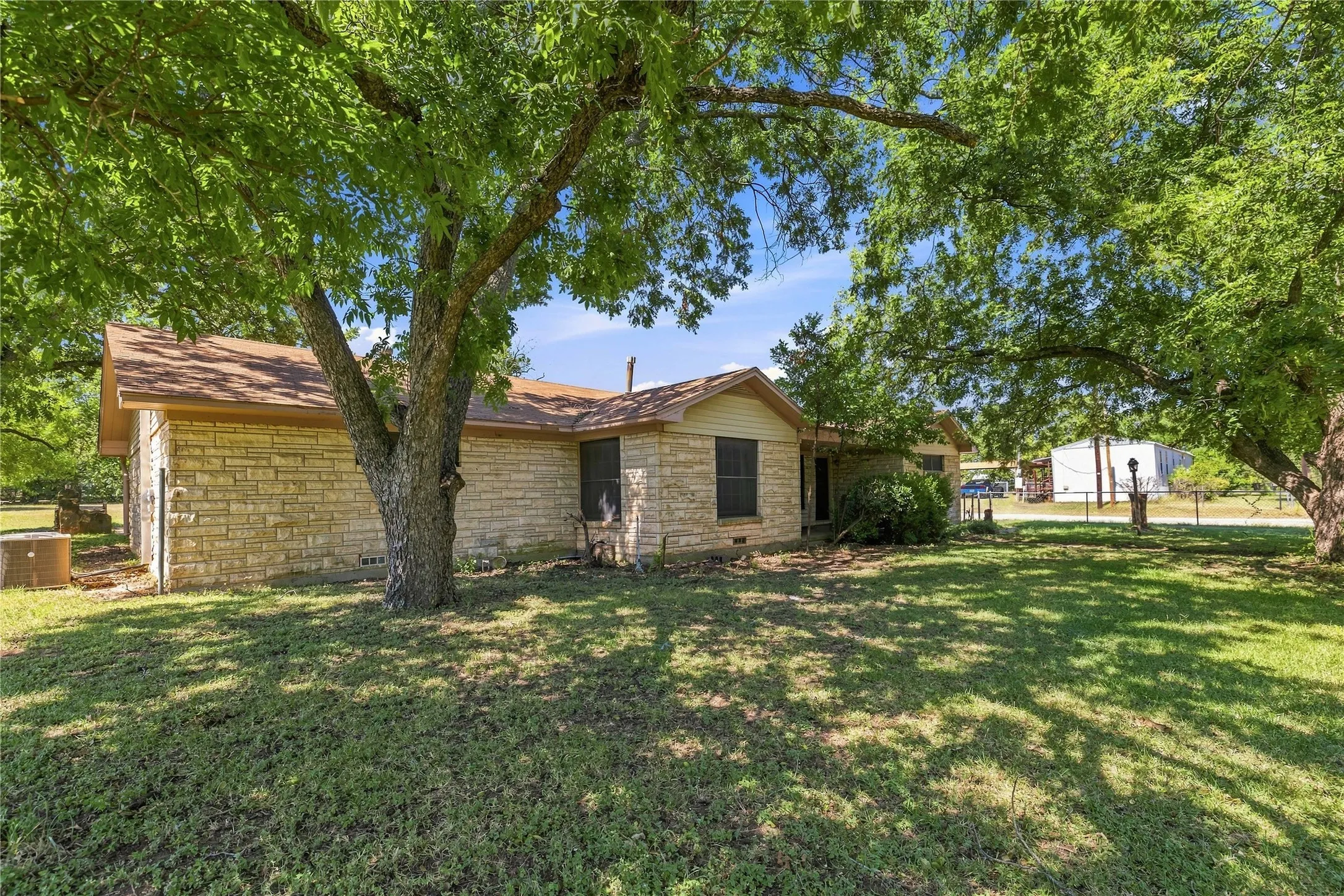 Single Family Residence For Sale in Comanche County , 500 E Ham Avenue, De Leon, Texas 76444, 4 Bedroom, 3 Bathroom, Garage spaces, 3,904 Sqft, built in 1951, mls#21293510, Real Estate Agent in De Leon, Homes For Sale in Comanche county, Homes For Sale in De Leon, Realtor in De Leon Texas, Real Estate Brokerage Independent Realty Texas, Luminita Cordes Realtor