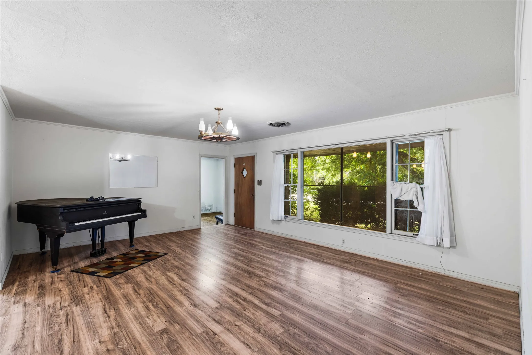 Single Family Residence For Sale in Comanche County , 500 E Ham Avenue, De Leon, Texas 76444, 4 Bedroom, 3 Bathroom, Garage spaces, 3,904 Sqft, built in 1951, mls#21293510, Real Estate Agent in De Leon, Homes For Sale in Comanche county, Homes For Sale in De Leon, Realtor in De Leon Texas, Real Estate Brokerage Independent Realty Texas, Luminita Cordes Realtor