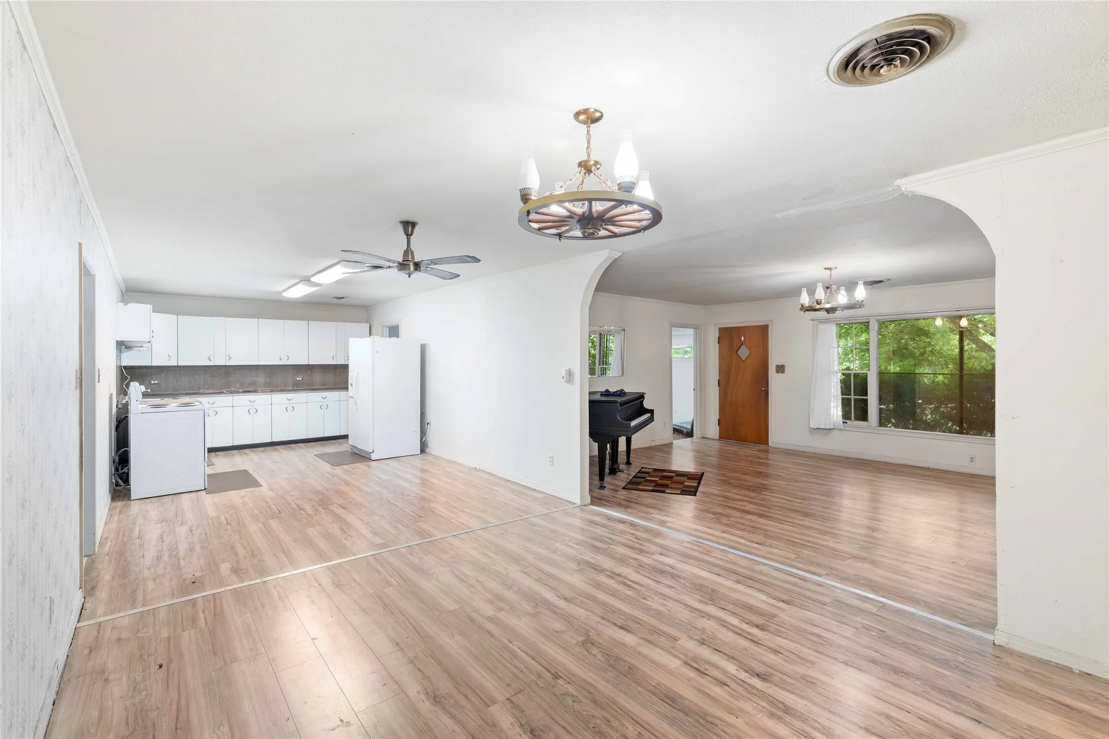 Single Family Residence For Sale in Comanche County , 500 E Ham Avenue, De Leon, Texas 76444, 4 Bedroom, 3 Bathroom, Garage spaces, 3,904 Sqft, built in 1951, mls#21293510, Real Estate Agent in De Leon, Homes For Sale in Comanche county, Homes For Sale in De Leon, Realtor in De Leon Texas, Real Estate Brokerage Independent Realty Texas, Luminita Cordes Realtor