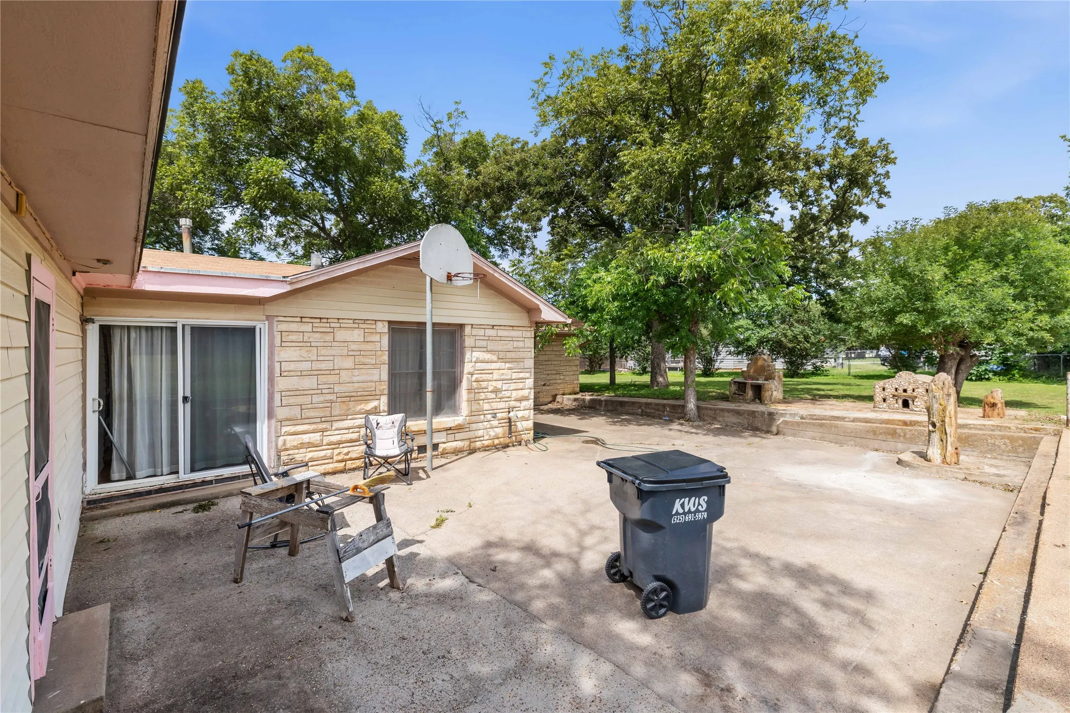Single Family Residence For Sale in Comanche County , 500 E Ham Avenue, De Leon, Texas 76444, 4 Bedroom, 3 Bathroom, Garage spaces, 3,904 Sqft, built in 1951, mls#21293510, Real Estate Agent in De Leon, Homes For Sale in Comanche county, Homes For Sale in De Leon, Realtor in De Leon Texas, Real Estate Brokerage Independent Realty Texas, Luminita Cordes Realtor