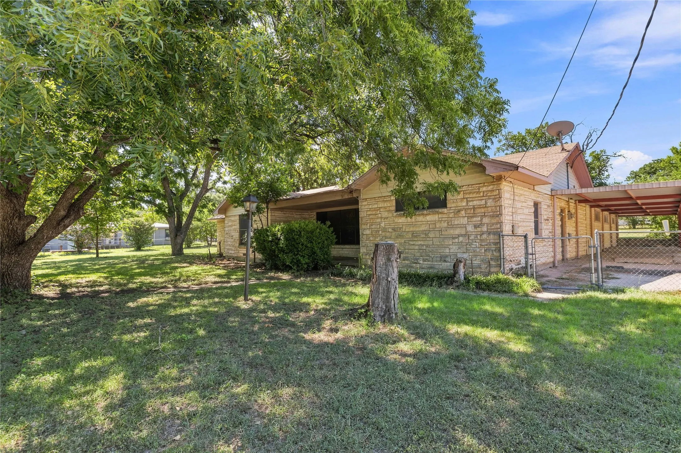 Single Family Residence For Sale in Comanche County , 500 E Ham Avenue, De Leon, Texas 76444, 4 Bedroom, 3 Bathroom, Garage spaces, 3,904 Sqft, built in 1951, mls#21293510, Real Estate Agent in De Leon, Homes For Sale in Comanche county, Homes For Sale in De Leon, Realtor in De Leon Texas, Real Estate Brokerage Independent Realty Texas, Luminita Cordes Realtor