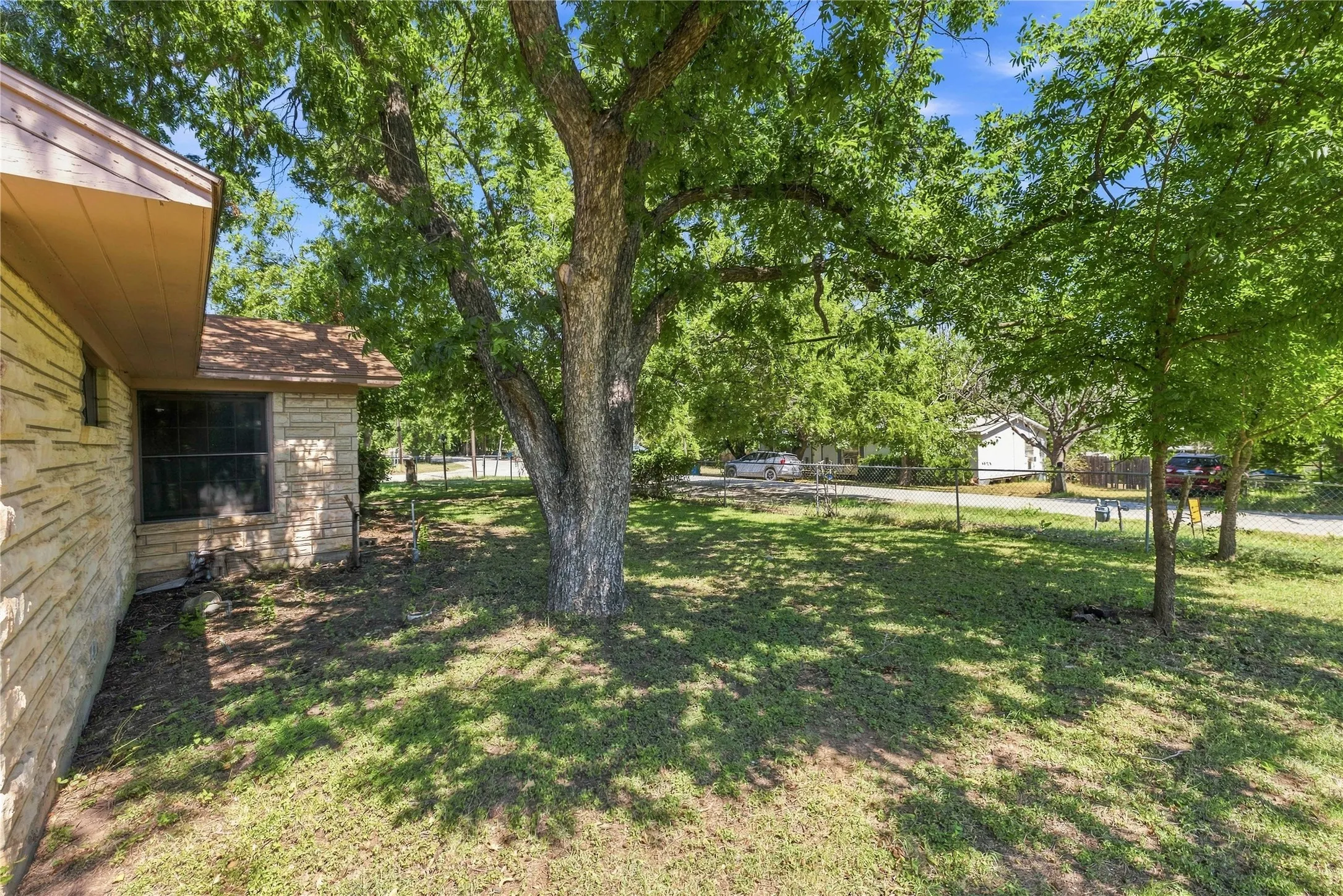 Single Family Residence For Sale in Comanche County , 500 E Ham Avenue, De Leon, Texas 76444, 4 Bedroom, 3 Bathroom, Garage spaces, 3,904 Sqft, built in 1951, mls#21293510, Real Estate Agent in De Leon, Homes For Sale in Comanche county, Homes For Sale in De Leon, Realtor in De Leon Texas, Real Estate Brokerage Independent Realty Texas, Luminita Cordes Realtor
