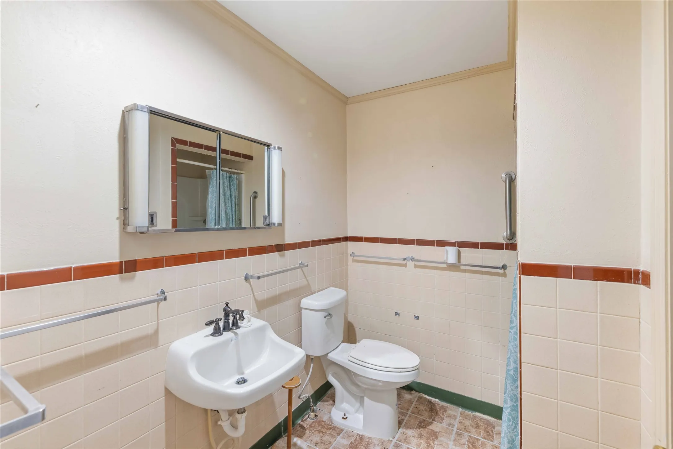 Single Family Residence For Sale in Comanche County , 500 E Ham Avenue, De Leon, Texas 76444, 4 Bedroom, 3 Bathroom, Garage spaces, 3,904 Sqft, built in 1951, mls#21293510, Real Estate Agent in De Leon, Homes For Sale in Comanche county, Homes For Sale in De Leon, Realtor in De Leon Texas, Real Estate Brokerage Independent Realty Texas, Luminita Cordes Realtor