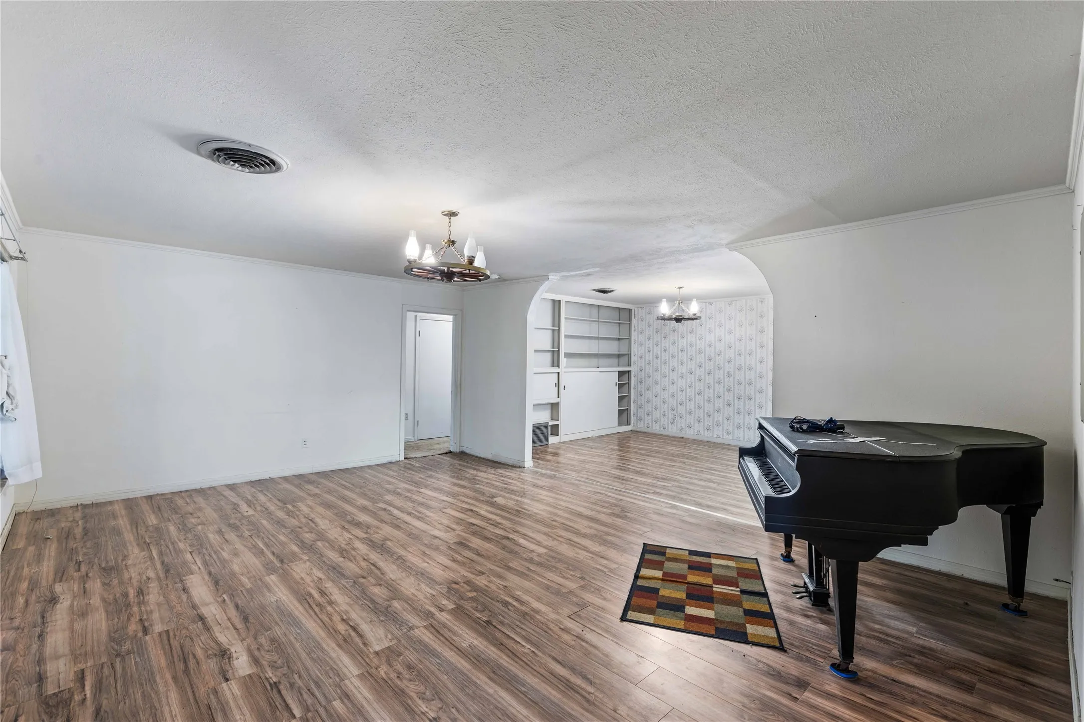 Single Family Residence For Sale in Comanche County , 500 E Ham Avenue, De Leon, Texas 76444, 4 Bedroom, 3 Bathroom, Garage spaces, 3,904 Sqft, built in 1951, mls#21293510, Real Estate Agent in De Leon, Homes For Sale in Comanche county, Homes For Sale in De Leon, Realtor in De Leon Texas, Real Estate Brokerage Independent Realty Texas, Luminita Cordes Realtor