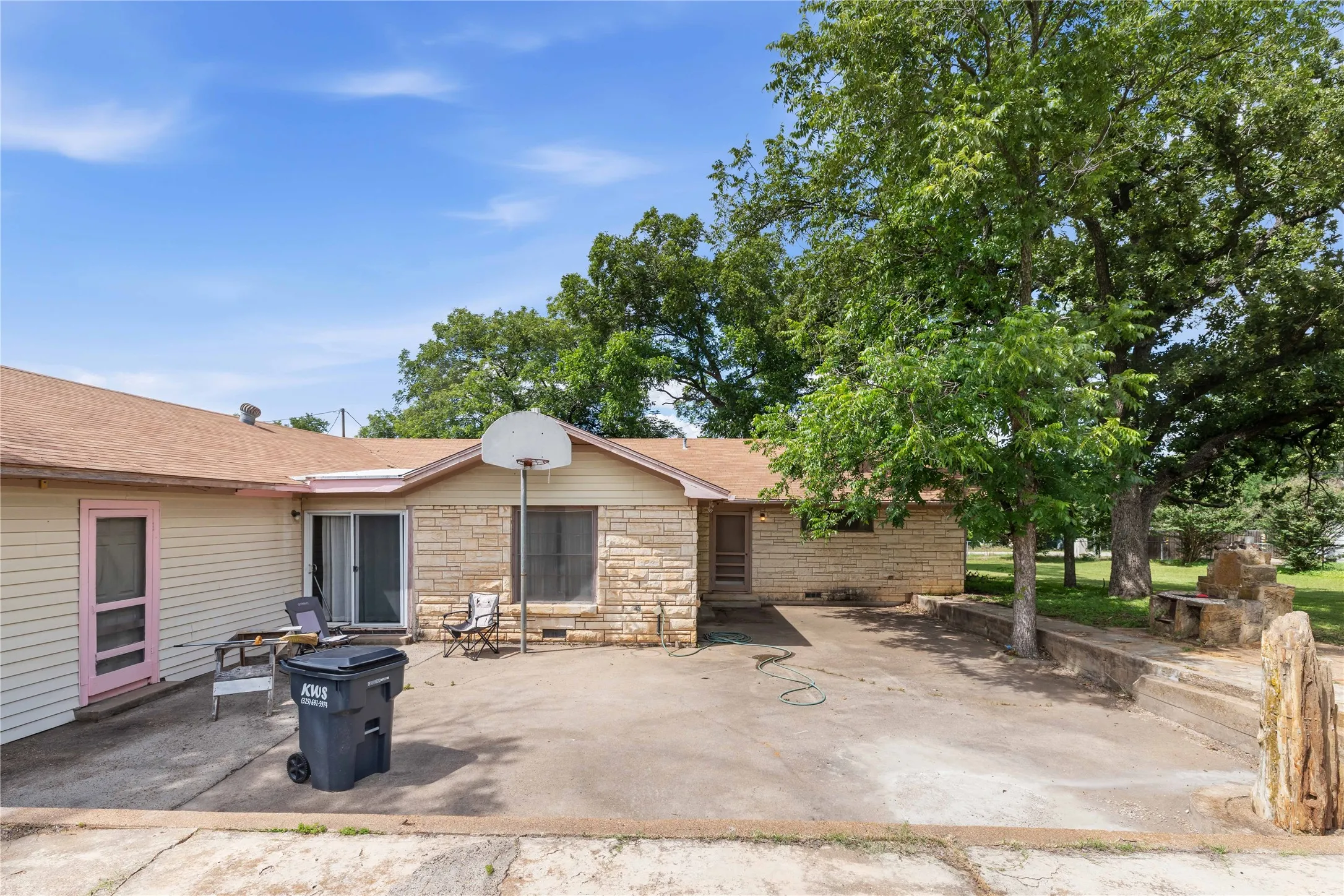 Single Family Residence For Sale in Comanche County , 500 E Ham Avenue, De Leon, Texas 76444, 4 Bedroom, 3 Bathroom, Garage spaces, 3,904 Sqft, built in 1951, mls#21293510, Real Estate Agent in De Leon, Homes For Sale in Comanche county, Homes For Sale in De Leon, Realtor in De Leon Texas, Real Estate Brokerage Independent Realty Texas, Luminita Cordes Realtor