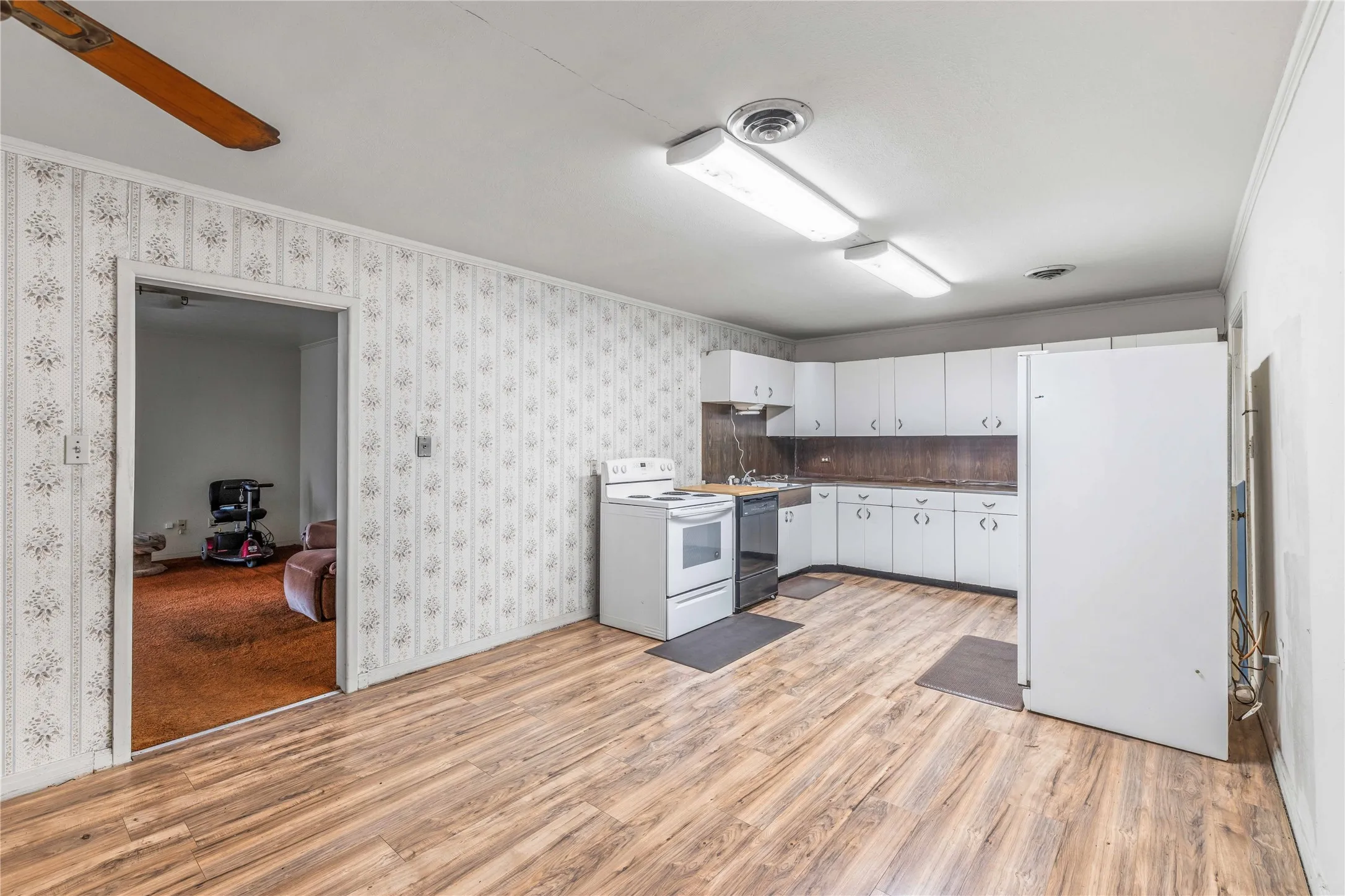 Single Family Residence For Sale in Comanche County , 500 E Ham Avenue, De Leon, Texas 76444, 4 Bedroom, 3 Bathroom, Garage spaces, 3,904 Sqft, built in 1951, mls#21293510, Real Estate Agent in De Leon, Homes For Sale in Comanche county, Homes For Sale in De Leon, Realtor in De Leon Texas, Real Estate Brokerage Independent Realty Texas, Luminita Cordes Realtor