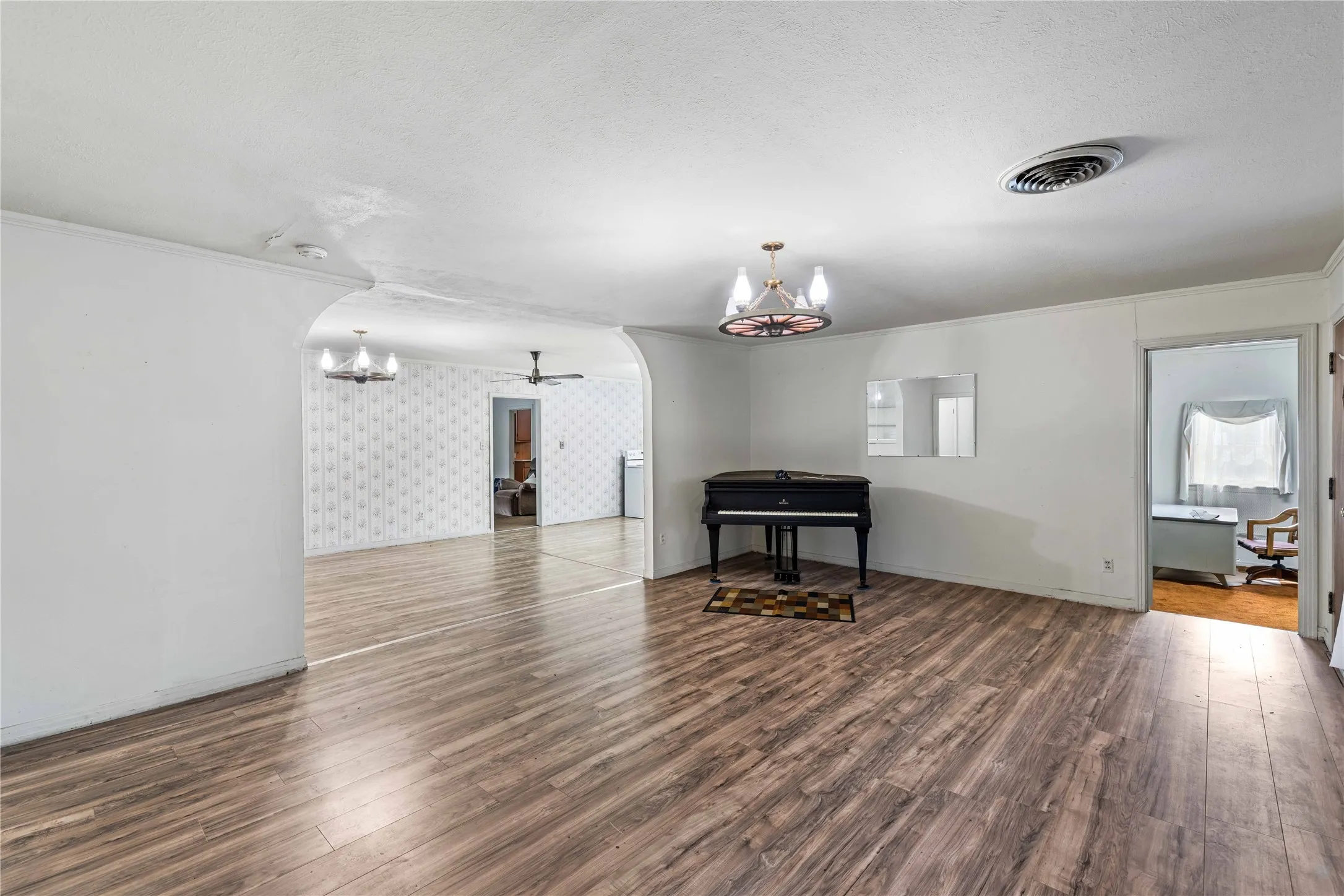 Single Family Residence For Sale in Comanche County , 500 E Ham Avenue, De Leon, Texas 76444, 4 Bedroom, 3 Bathroom, Garage spaces, 3,904 Sqft, built in 1951, mls#21293510, Real Estate Agent in De Leon, Homes For Sale in Comanche county, Homes For Sale in De Leon, Realtor in De Leon Texas, Real Estate Brokerage Independent Realty Texas, Luminita Cordes Realtor