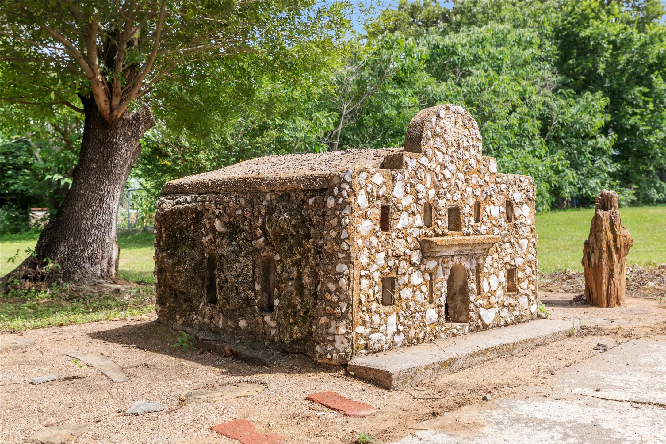 Single Family Residence For Sale in Comanche County , 500 E Ham Avenue, De Leon, Texas 76444, 4 Bedroom, 3 Bathroom, Garage spaces, 3,904 Sqft, built in 1951, mls#21293510, Real Estate Agent in De Leon, Homes For Sale in Comanche county, Homes For Sale in De Leon, Realtor in De Leon Texas, Real Estate Brokerage Independent Realty Texas, Luminita Cordes Realtor