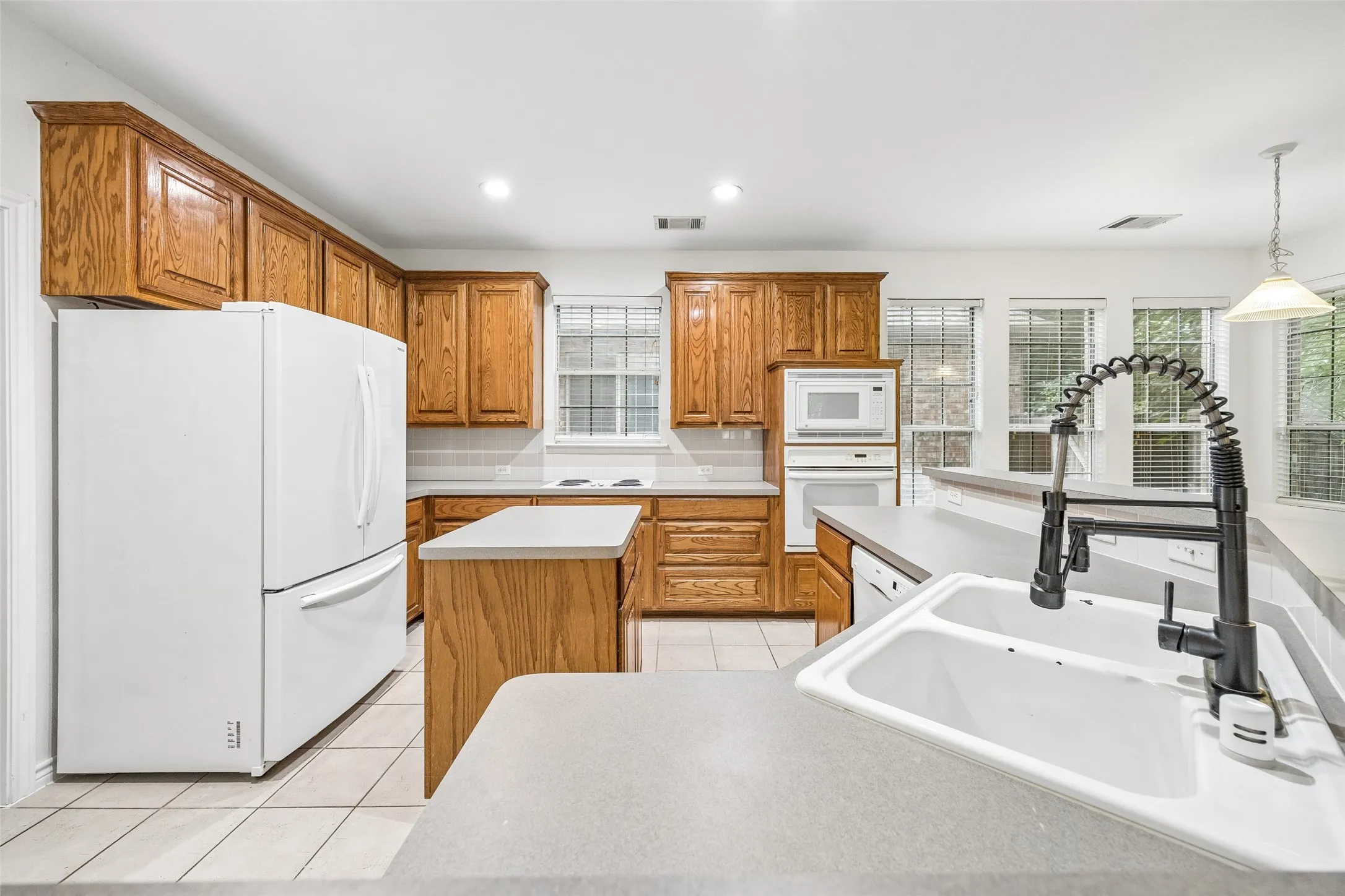 Single Family Residence For Sale in Collin County , 5228 Stone Brooke Crossing, Mc Kinney, Texas 75072, 4 Bedroom, 3 Bathroom, 2 Garage spaces, 2,602 Sqft, built in 1999, mls#21259062, Real Estate Agent in Mc Kinney, Homes For Sale in Collin county, Homes For Sale in Mc Kinney, Realtor in Mc Kinney Texas, Real Estate Brokerage Independent Realty Texas, Luminita Cordes Realtor