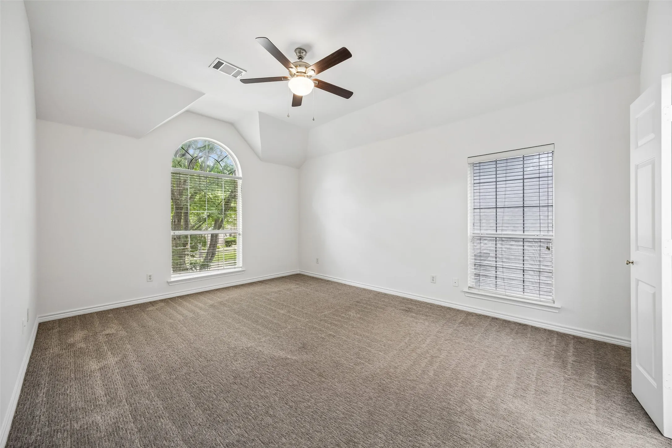 Single Family Residence For Sale in Collin County , 5228 Stone Brooke Crossing, Mc Kinney, Texas 75072, 4 Bedroom, 3 Bathroom, 2 Garage spaces, 2,602 Sqft, built in 1999, mls#21259062, Real Estate Agent in Mc Kinney, Homes For Sale in Collin county, Homes For Sale in Mc Kinney, Realtor in Mc Kinney Texas, Real Estate Brokerage Independent Realty Texas, Luminita Cordes Realtor