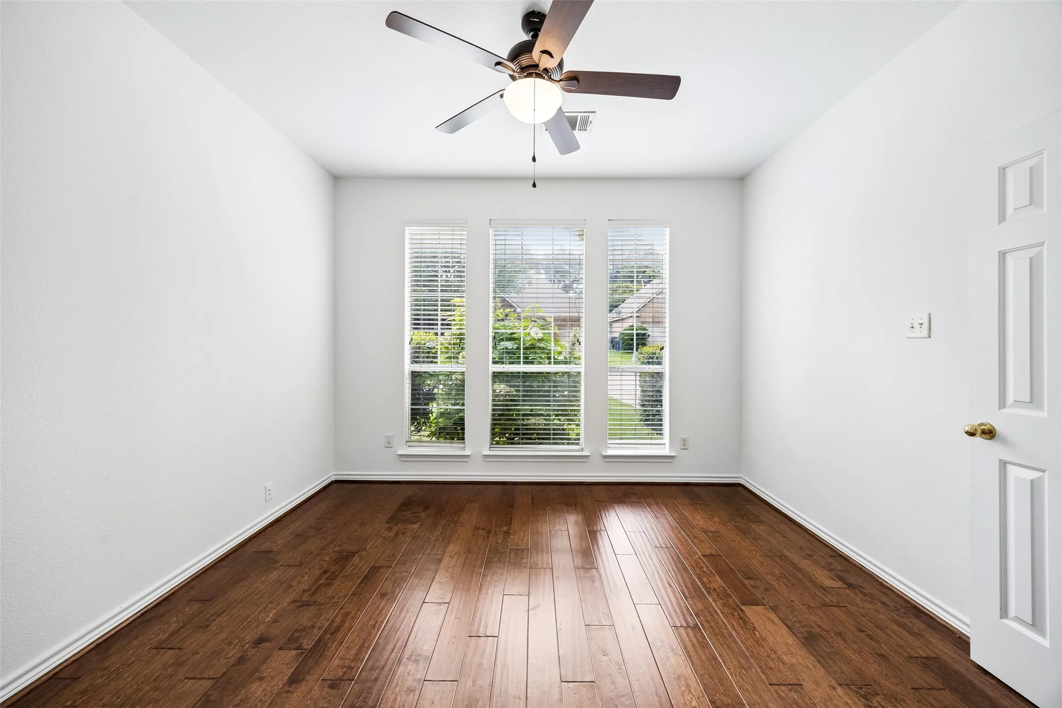 Single Family Residence For Sale in Collin County , 5228 Stone Brooke Crossing, Mc Kinney, Texas 75072, 4 Bedroom, 3 Bathroom, 2 Garage spaces, 2,602 Sqft, built in 1999, mls#21259062, Real Estate Agent in Mc Kinney, Homes For Sale in Collin county, Homes For Sale in Mc Kinney, Realtor in Mc Kinney Texas, Real Estate Brokerage Independent Realty Texas, Luminita Cordes Realtor