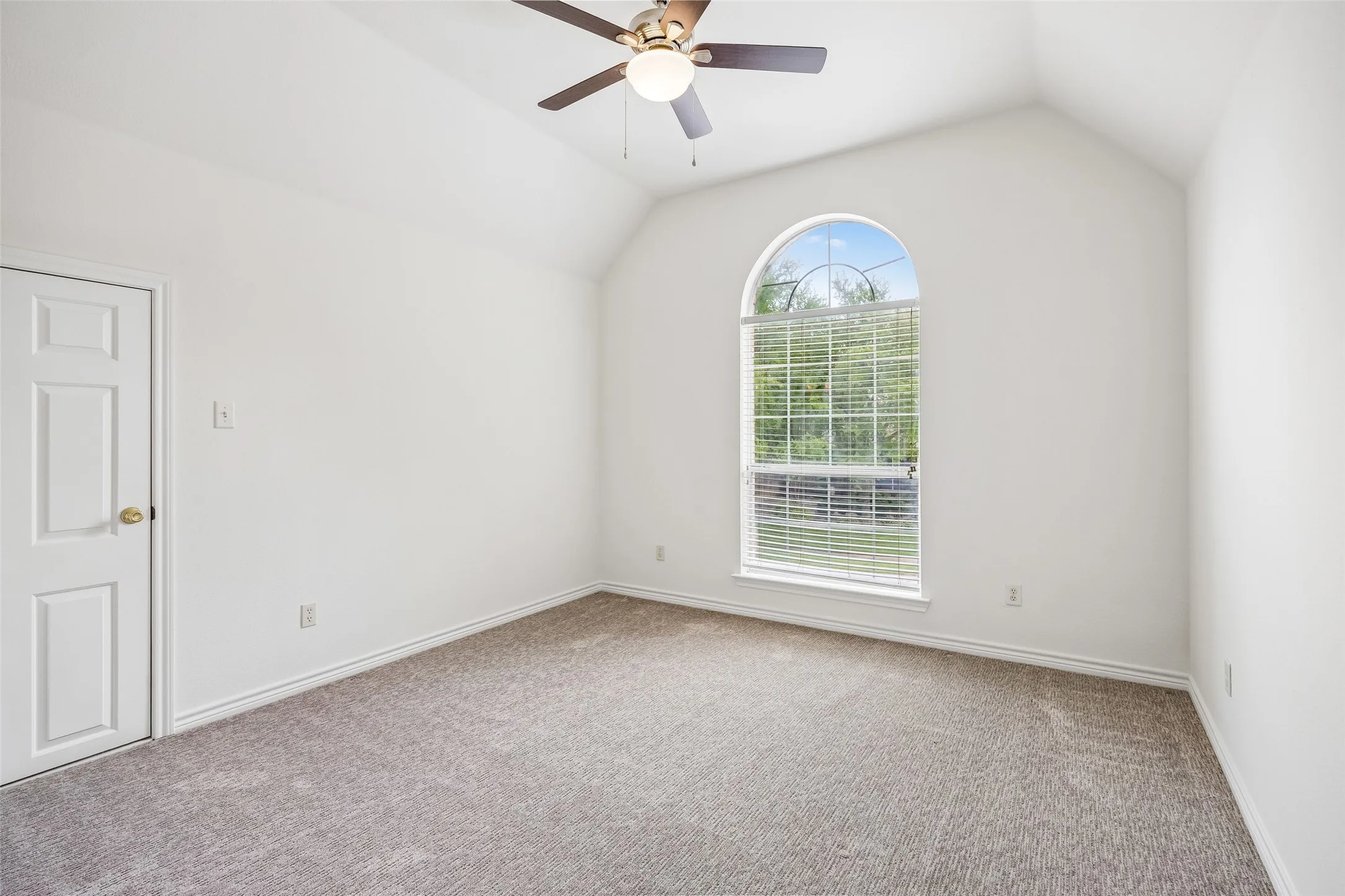 Single Family Residence For Sale in Collin County , 5228 Stone Brooke Crossing, Mc Kinney, Texas 75072, 4 Bedroom, 3 Bathroom, 2 Garage spaces, 2,602 Sqft, built in 1999, mls#21259062, Real Estate Agent in Mc Kinney, Homes For Sale in Collin county, Homes For Sale in Mc Kinney, Realtor in Mc Kinney Texas, Real Estate Brokerage Independent Realty Texas, Luminita Cordes Realtor