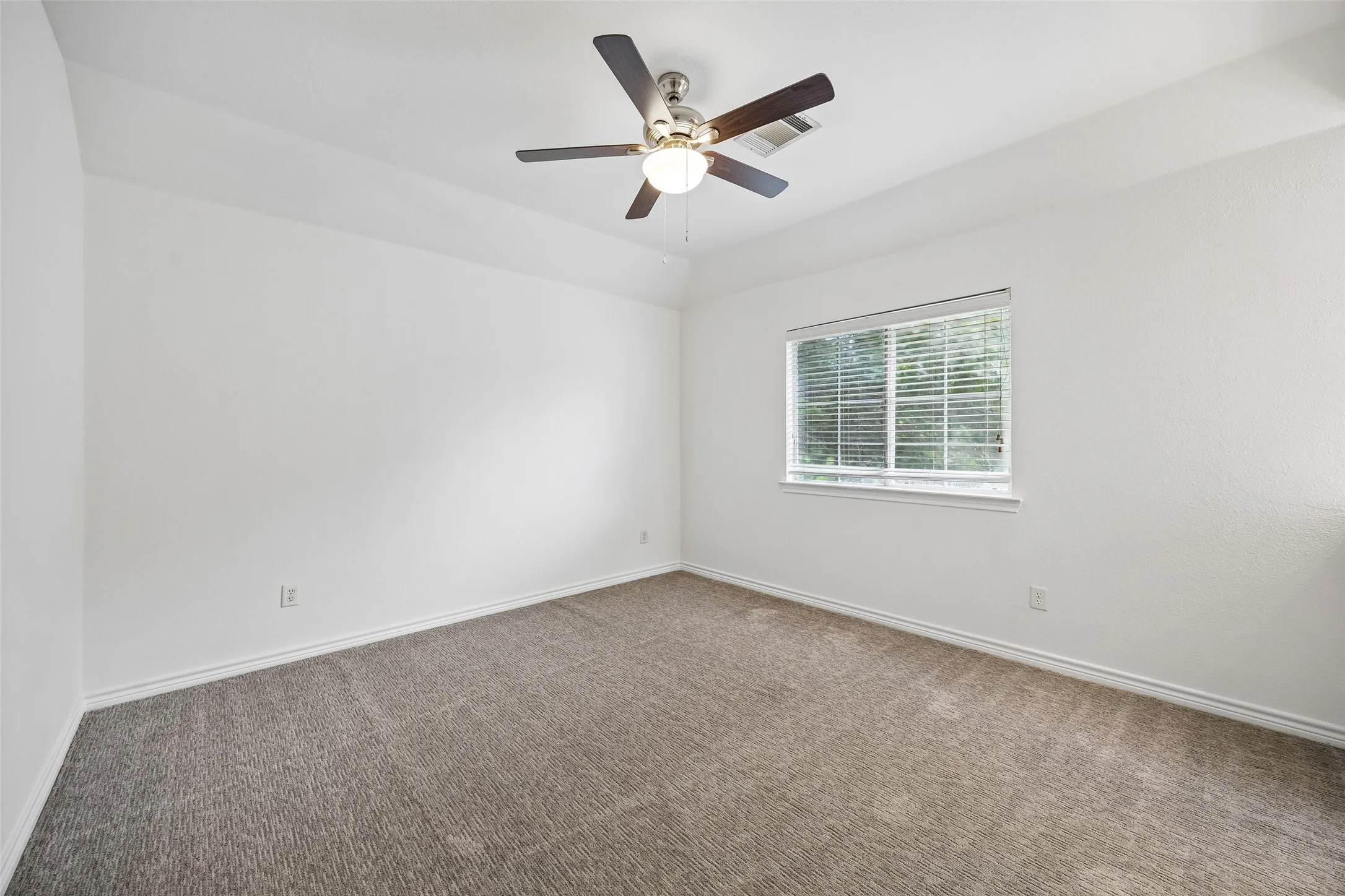 Single Family Residence For Sale in Collin County , 5228 Stone Brooke Crossing, Mc Kinney, Texas 75072, 4 Bedroom, 3 Bathroom, 2 Garage spaces, 2,602 Sqft, built in 1999, mls#21259062, Real Estate Agent in Mc Kinney, Homes For Sale in Collin county, Homes For Sale in Mc Kinney, Realtor in Mc Kinney Texas, Real Estate Brokerage Independent Realty Texas, Luminita Cordes Realtor