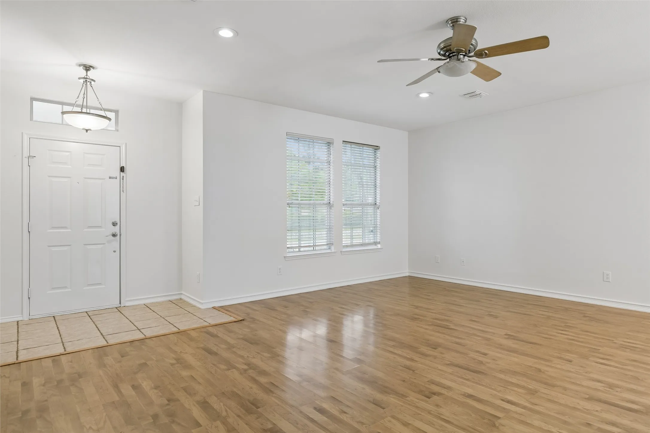 Single Family Residence For Sale in Collin County , 6508 Courtyards Drive, Mc Kinney, Texas 75072, 3 Bedroom, 2 Bathroom, 2 Garage spaces, 1,781 Sqft, built in 2001, mls#21293557, Real Estate Agent in Mc Kinney, Homes For Sale in Collin county, Homes For Sale in Mc Kinney, Realtor in Mc Kinney Texas, Real Estate Brokerage Independent Realty Texas, Luminita Cordes Realtor