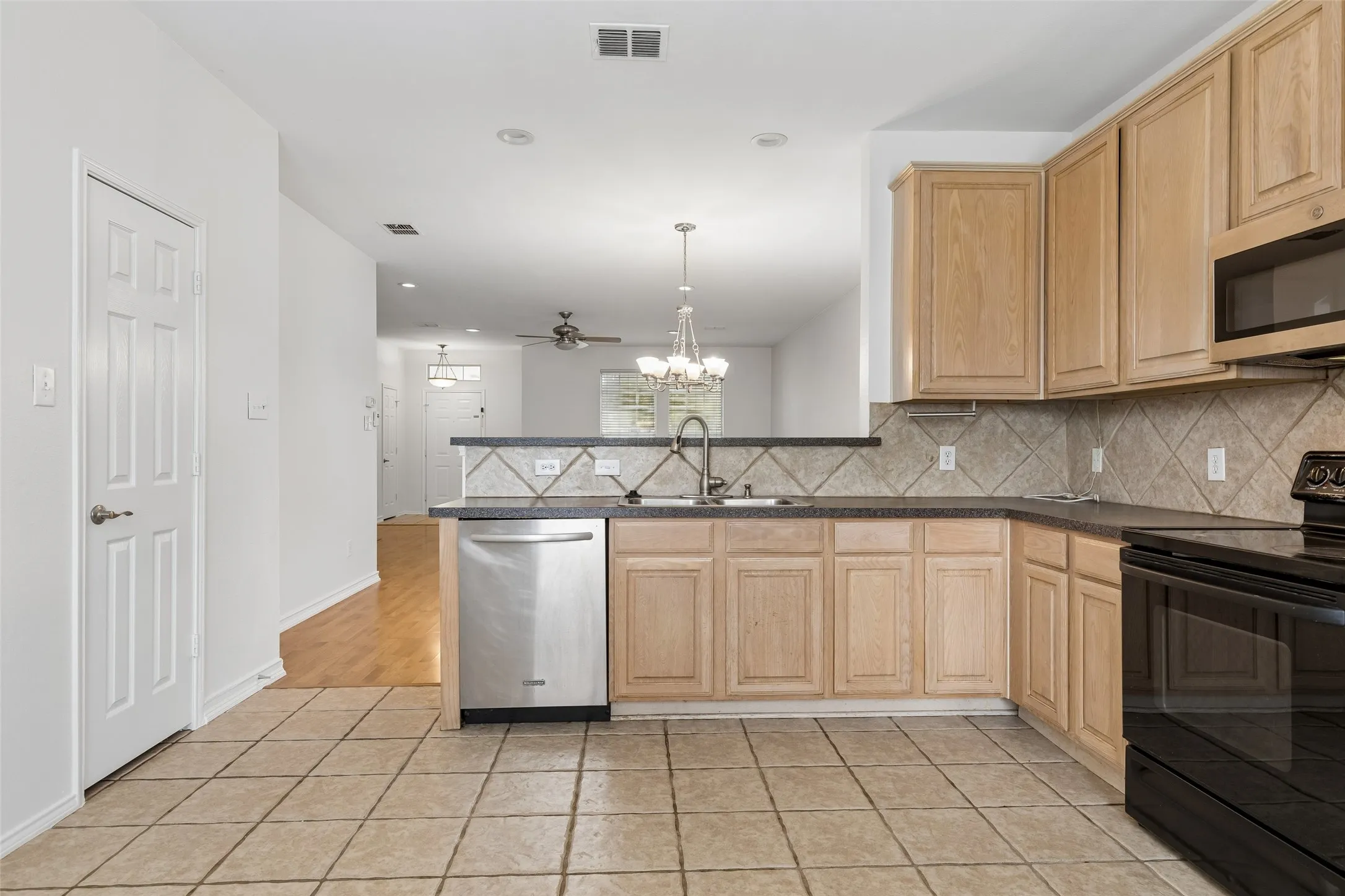 Single Family Residence For Sale in Collin County , 6508 Courtyards Drive, Mc Kinney, Texas 75072, 3 Bedroom, 2 Bathroom, 2 Garage spaces, 1,781 Sqft, built in 2001, mls#21293557, Real Estate Agent in Mc Kinney, Homes For Sale in Collin county, Homes For Sale in Mc Kinney, Realtor in Mc Kinney Texas, Real Estate Brokerage Independent Realty Texas, Luminita Cordes Realtor