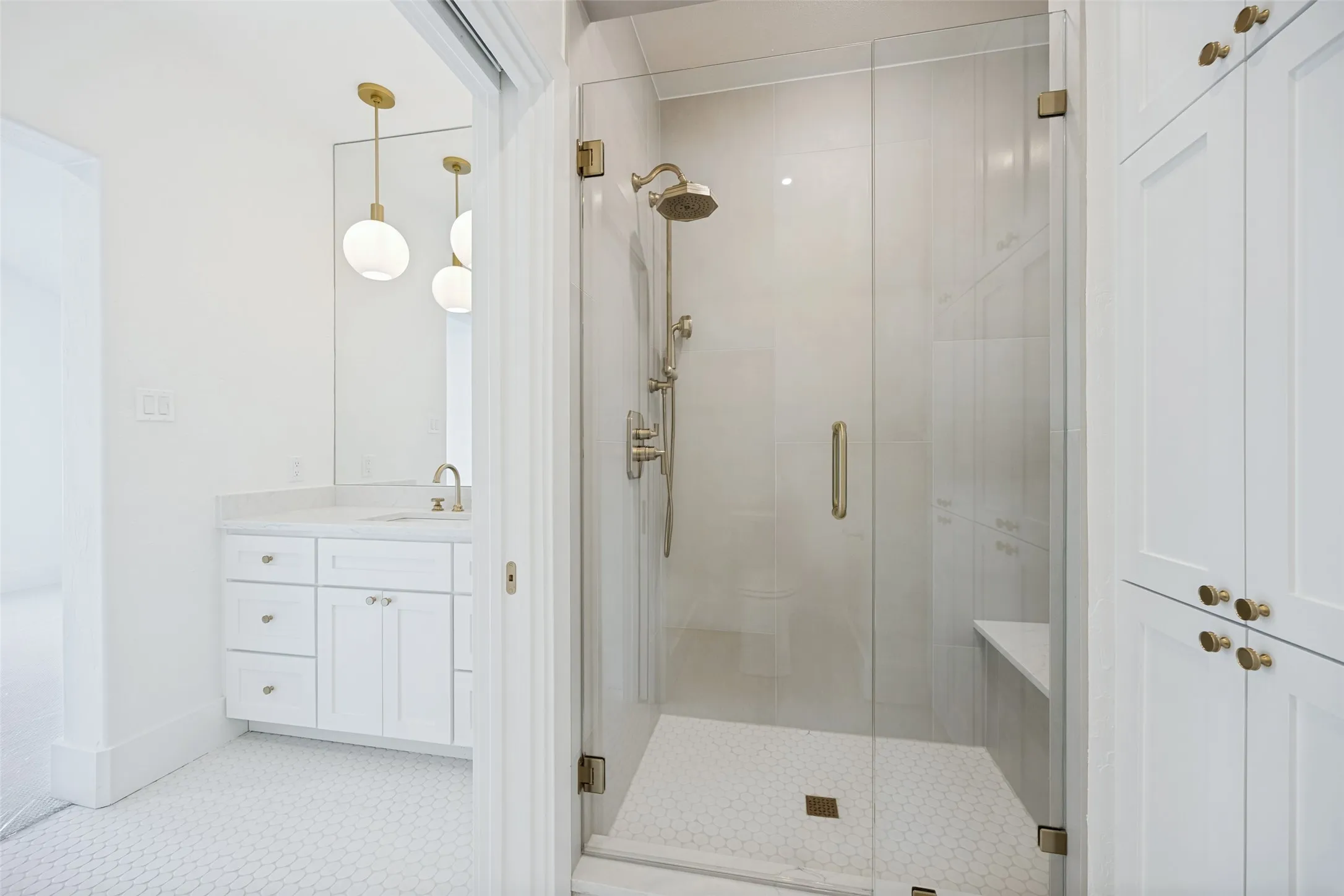 All upstairs bedrooms have en suite baths