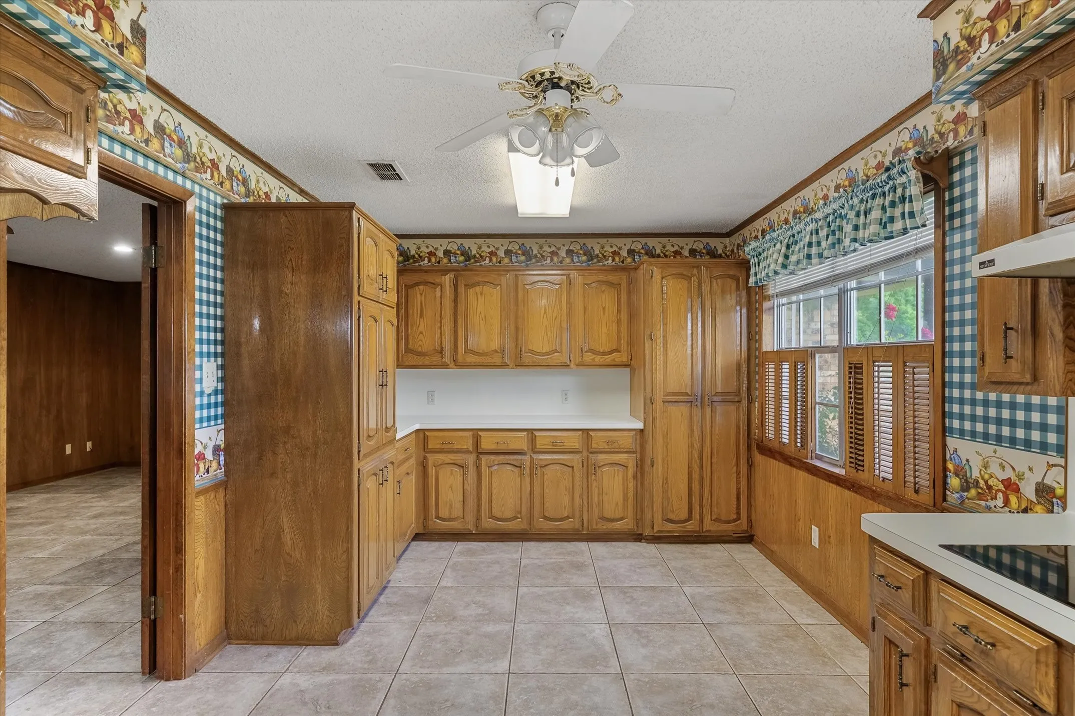 Single Family Residence For Sale in Van Zandt County , 599 S Oak Street, Van, Texas 75790, 3 Bedroom, 2 Bathroom, 2 Garage spaces, 1,757 Sqft, built in 1970, mls#21293572, Real Estate Agent in Van, Homes For Sale in Van Zandt county, Homes For Sale in Van, Realtor in Van Texas, Real Estate Brokerage Independent Realty Texas, Luminita Cordes Realtor