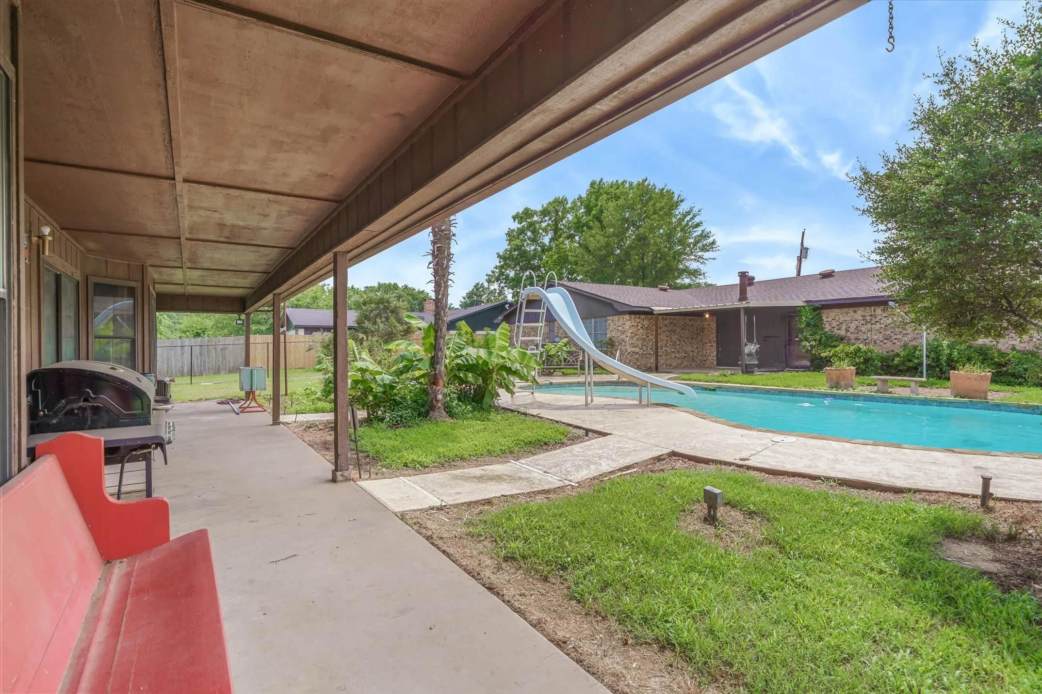 Single Family Residence For Sale in Van Zandt County , 599 S Oak Street, Van, Texas 75790, 3 Bedroom, 2 Bathroom, 2 Garage spaces, 1,757 Sqft, built in 1970, mls#21293572, Real Estate Agent in Van, Homes For Sale in Van Zandt county, Homes For Sale in Van, Realtor in Van Texas, Real Estate Brokerage Independent Realty Texas, Luminita Cordes Realtor