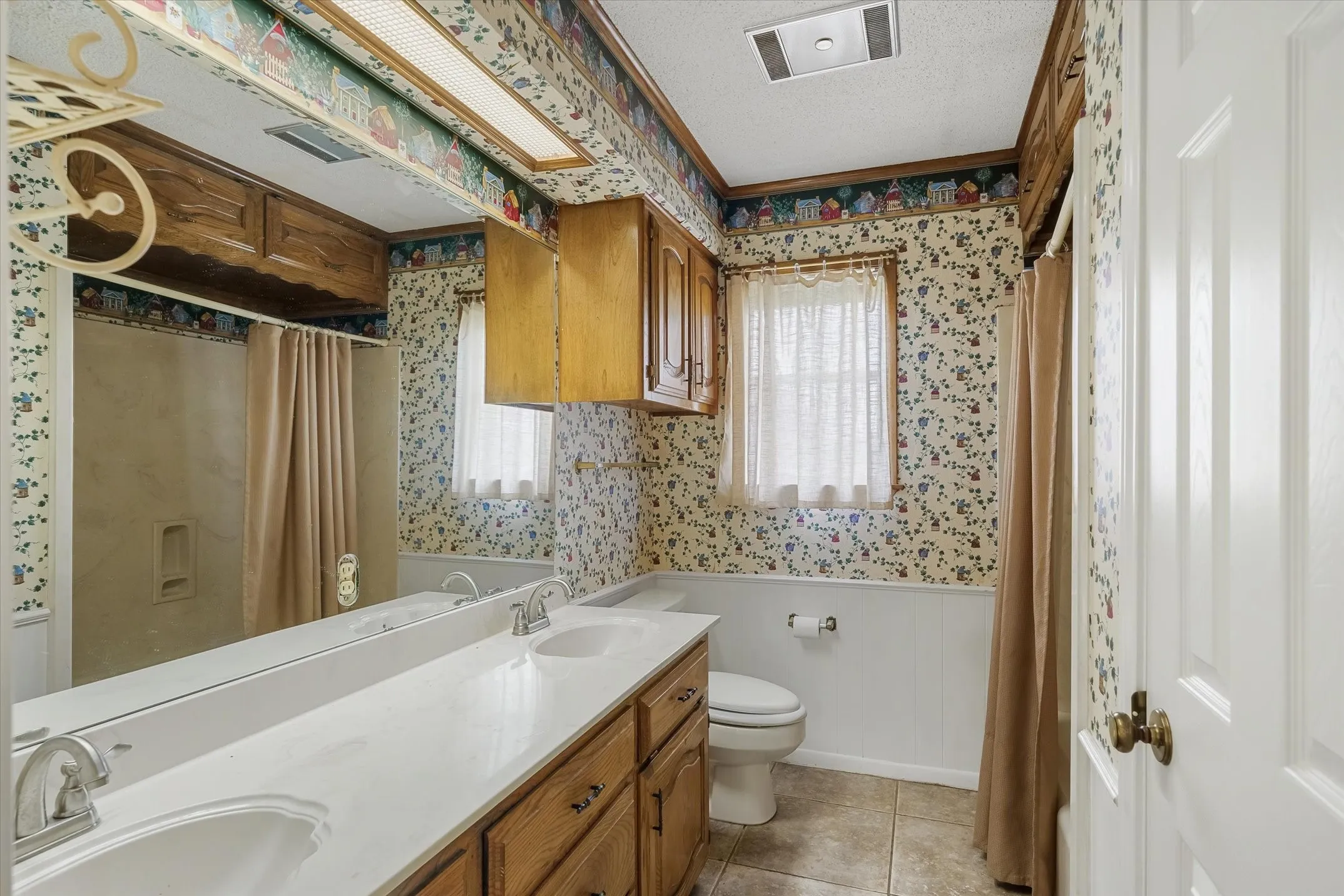 Single Family Residence For Sale in Van Zandt County , 599 S Oak Street, Van, Texas 75790, 3 Bedroom, 2 Bathroom, 2 Garage spaces, 1,757 Sqft, built in 1970, mls#21293572, Real Estate Agent in Van, Homes For Sale in Van Zandt county, Homes For Sale in Van, Realtor in Van Texas, Real Estate Brokerage Independent Realty Texas, Luminita Cordes Realtor