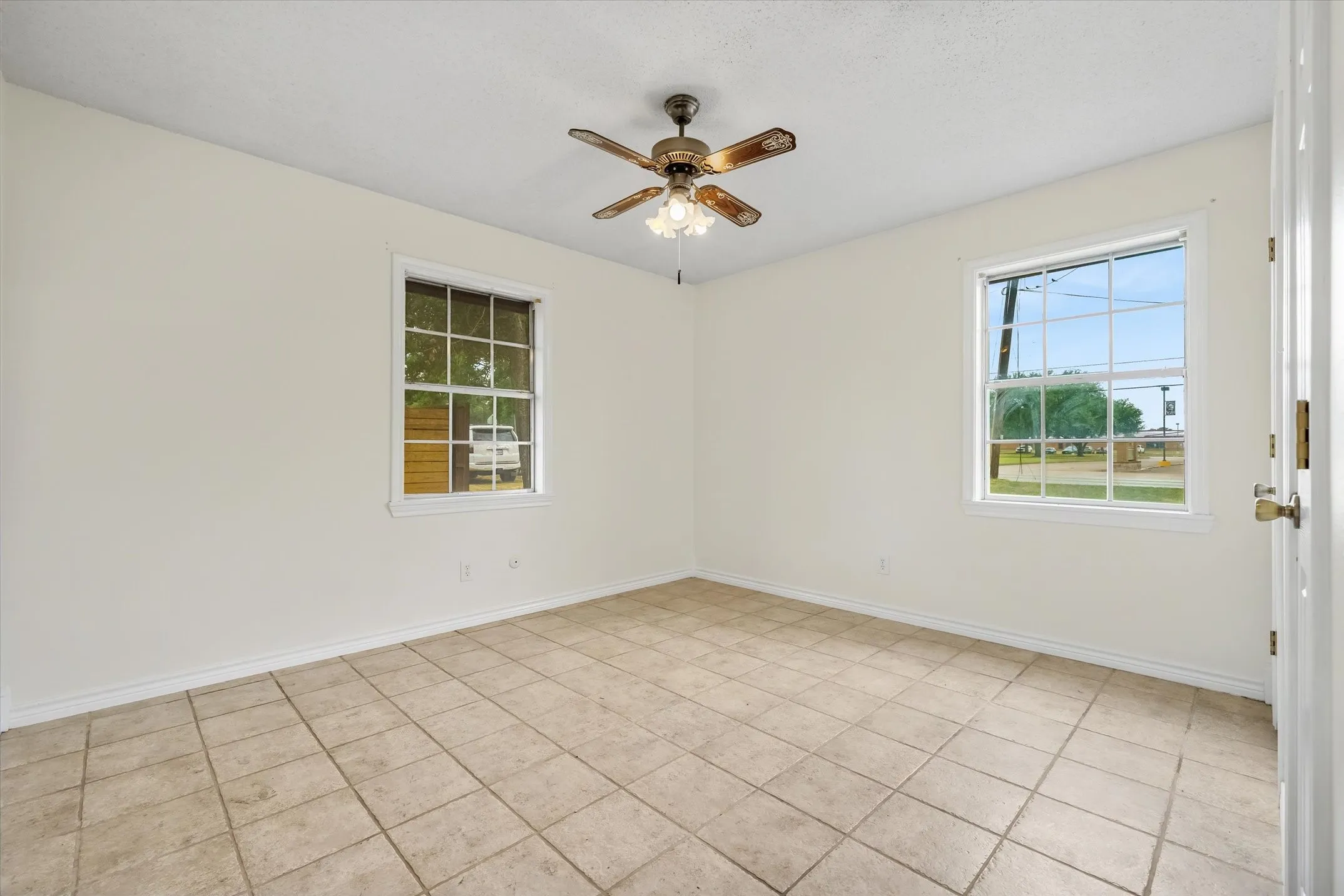 Single Family Residence For Sale in Van Zandt County , 599 S Oak Street, Van, Texas 75790, 3 Bedroom, 2 Bathroom, 2 Garage spaces, 1,757 Sqft, built in 1970, mls#21293572, Real Estate Agent in Van, Homes For Sale in Van Zandt county, Homes For Sale in Van, Realtor in Van Texas, Real Estate Brokerage Independent Realty Texas, Luminita Cordes Realtor