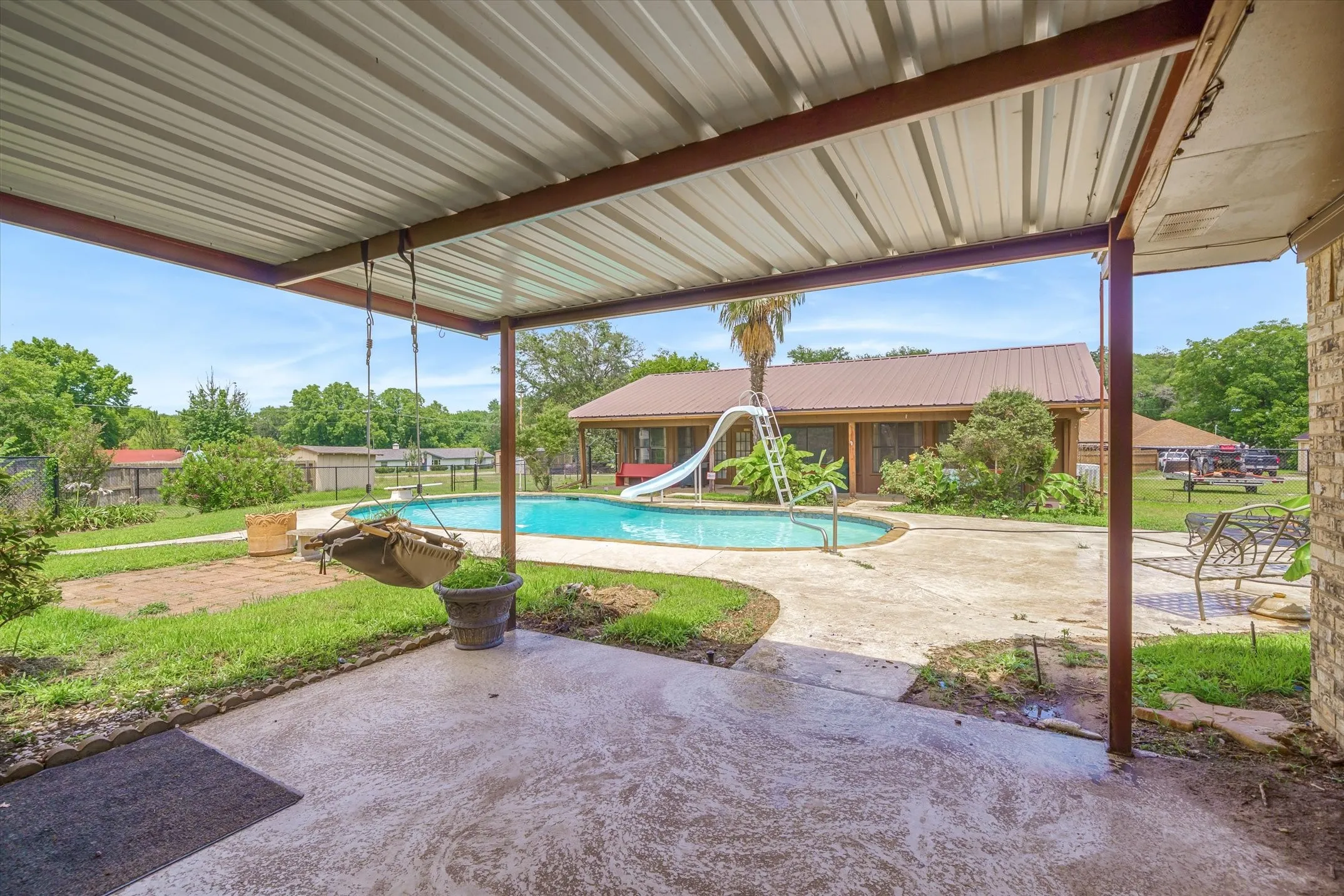 Single Family Residence For Sale in Van Zandt County , 599 S Oak Street, Van, Texas 75790, 3 Bedroom, 2 Bathroom, 2 Garage spaces, 1,757 Sqft, built in 1970, mls#21293572, Real Estate Agent in Van, Homes For Sale in Van Zandt county, Homes For Sale in Van, Realtor in Van Texas, Real Estate Brokerage Independent Realty Texas, Luminita Cordes Realtor