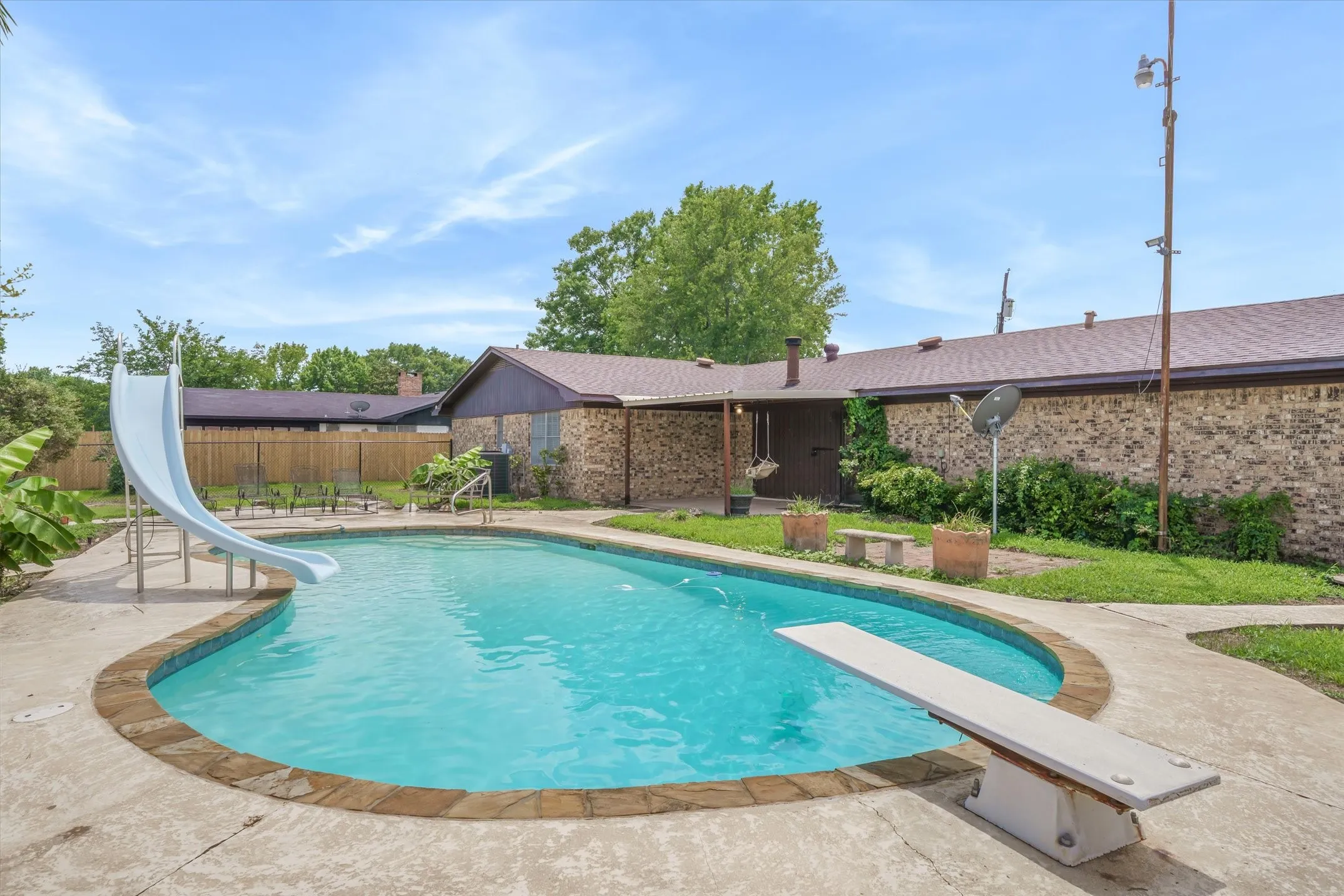 Single Family Residence For Sale in Van Zandt County , 599 S Oak Street, Van, Texas 75790, 3 Bedroom, 2 Bathroom, 2 Garage spaces, 1,757 Sqft, built in 1970, mls#21293572, Real Estate Agent in Van, Homes For Sale in Van Zandt county, Homes For Sale in Van, Realtor in Van Texas, Real Estate Brokerage Independent Realty Texas, Luminita Cordes Realtor