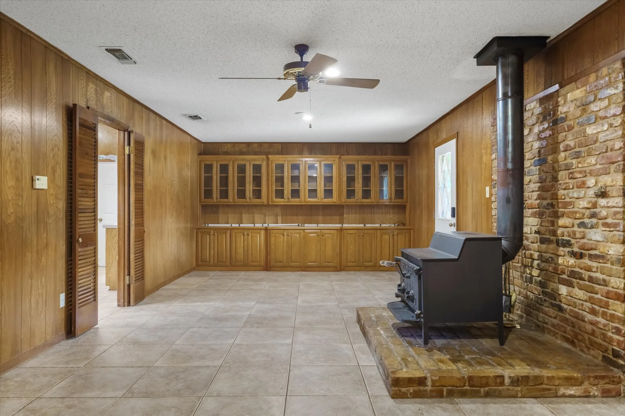 Single Family Residence For Sale in Van Zandt County , 599 S Oak Street, Van, Texas 75790, 3 Bedroom, 2 Bathroom, 2 Garage spaces, 1,757 Sqft, built in 1970, mls#21293572, Real Estate Agent in Van, Homes For Sale in Van Zandt county, Homes For Sale in Van, Realtor in Van Texas, Real Estate Brokerage Independent Realty Texas, Luminita Cordes Realtor