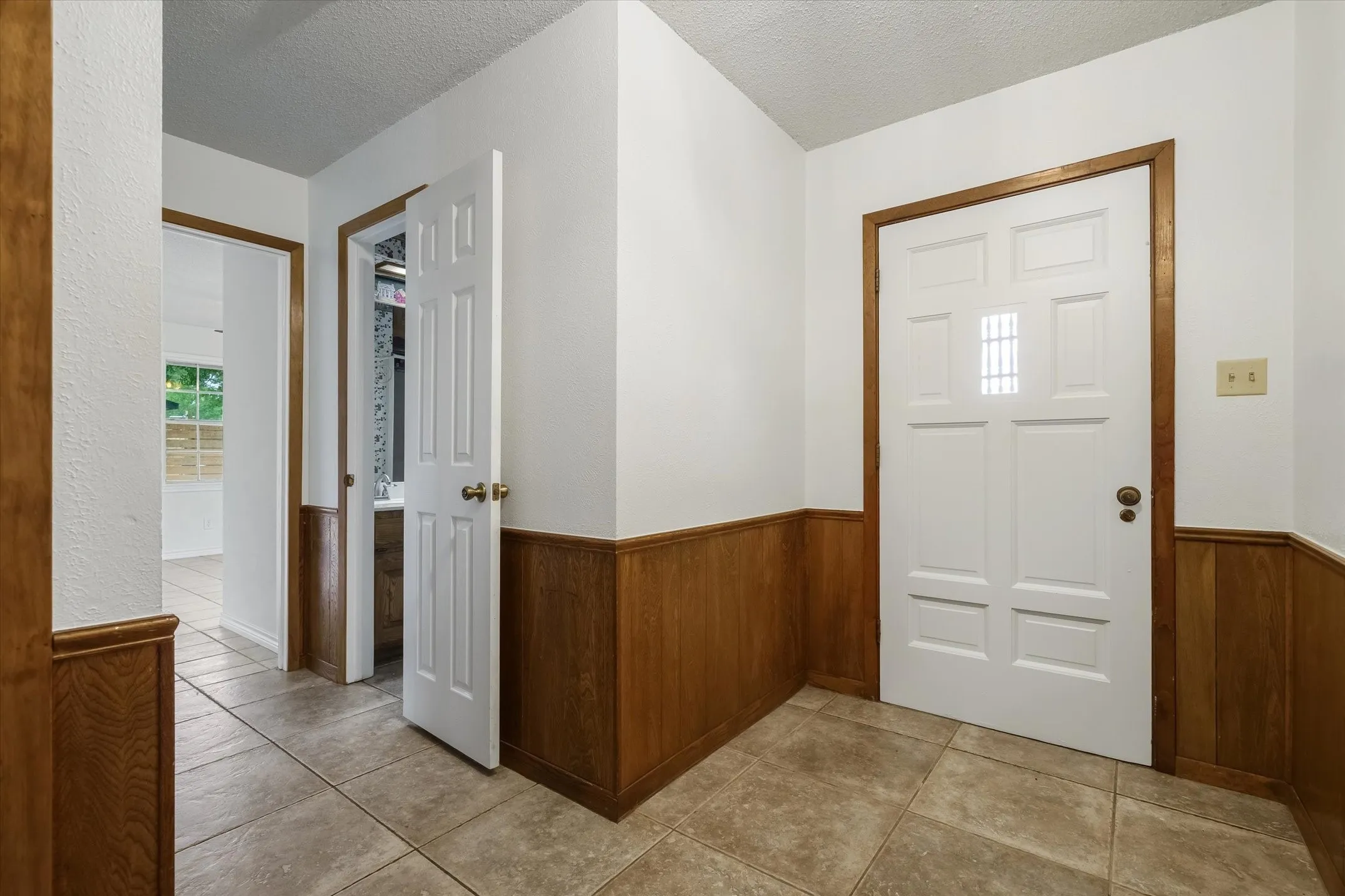 Single Family Residence For Sale in Van Zandt County , 599 S Oak Street, Van, Texas 75790, 3 Bedroom, 2 Bathroom, 2 Garage spaces, 1,757 Sqft, built in 1970, mls#21293572, Real Estate Agent in Van, Homes For Sale in Van Zandt county, Homes For Sale in Van, Realtor in Van Texas, Real Estate Brokerage Independent Realty Texas, Luminita Cordes Realtor