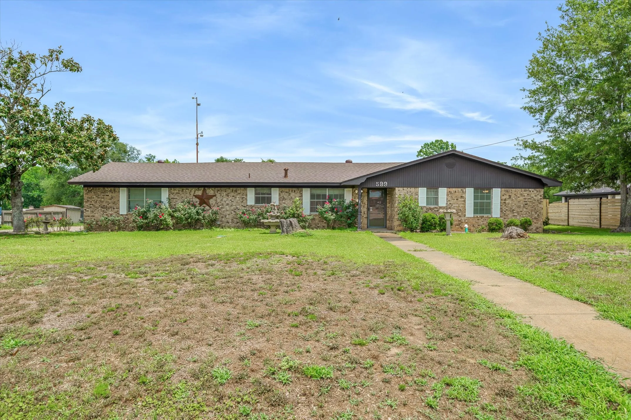 Single Family Residence For Sale in Van Zandt County , 599 S Oak Street, Van, Texas 75790, 3 Bedroom, 2 Bathroom, 2 Garage spaces, 1,757 Sqft, built in 1970, mls#21293572, Real Estate Agent in Van, Homes For Sale in Van Zandt county, Homes For Sale in Van, Realtor in Van Texas, Real Estate Brokerage Independent Realty Texas, Luminita Cordes Realtor