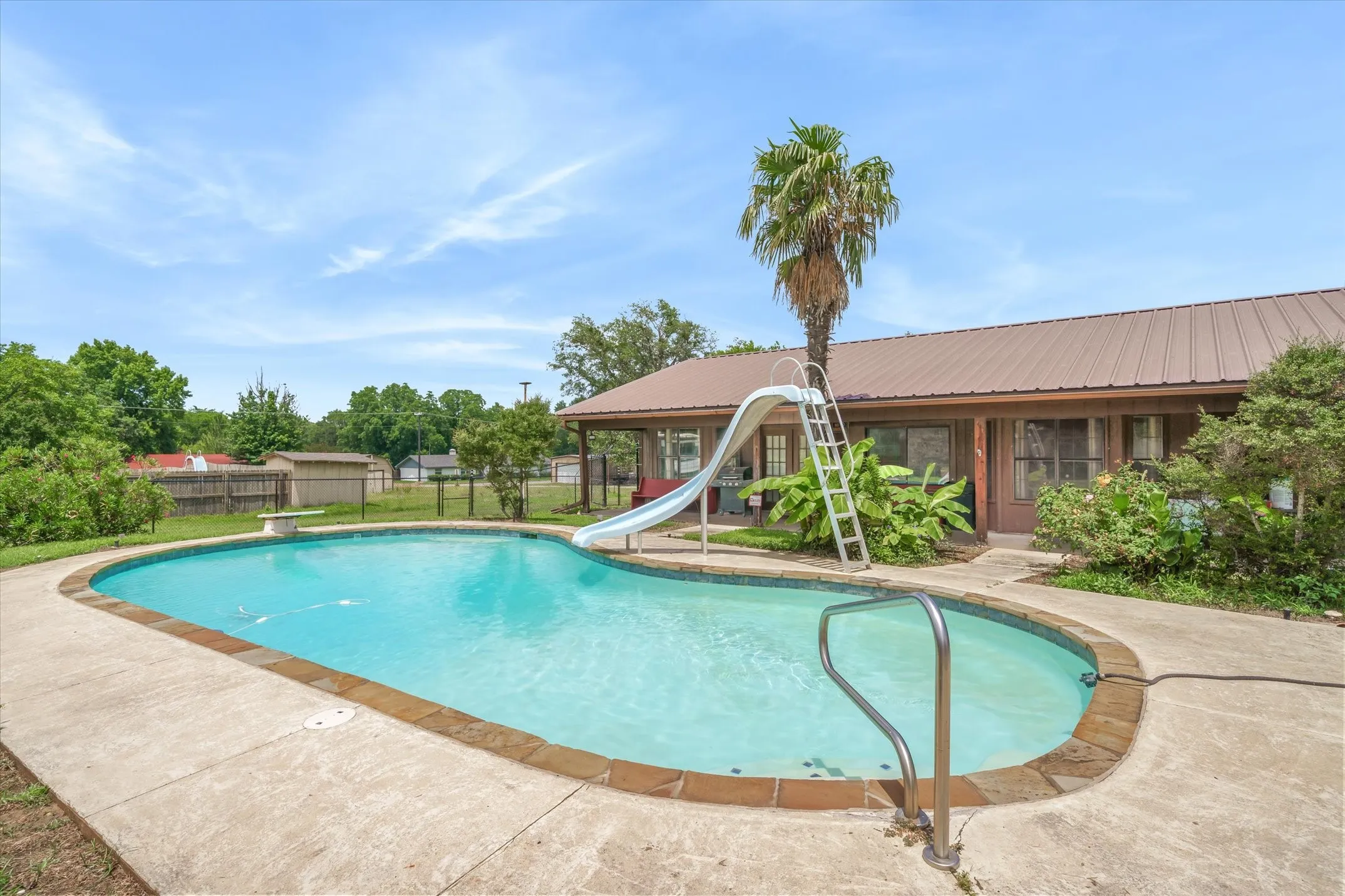 Single Family Residence For Sale in Van Zandt County , 599 S Oak Street, Van, Texas 75790, 3 Bedroom, 2 Bathroom, 2 Garage spaces, 1,757 Sqft, built in 1970, mls#21293572, Real Estate Agent in Van, Homes For Sale in Van Zandt county, Homes For Sale in Van, Realtor in Van Texas, Real Estate Brokerage Independent Realty Texas, Luminita Cordes Realtor