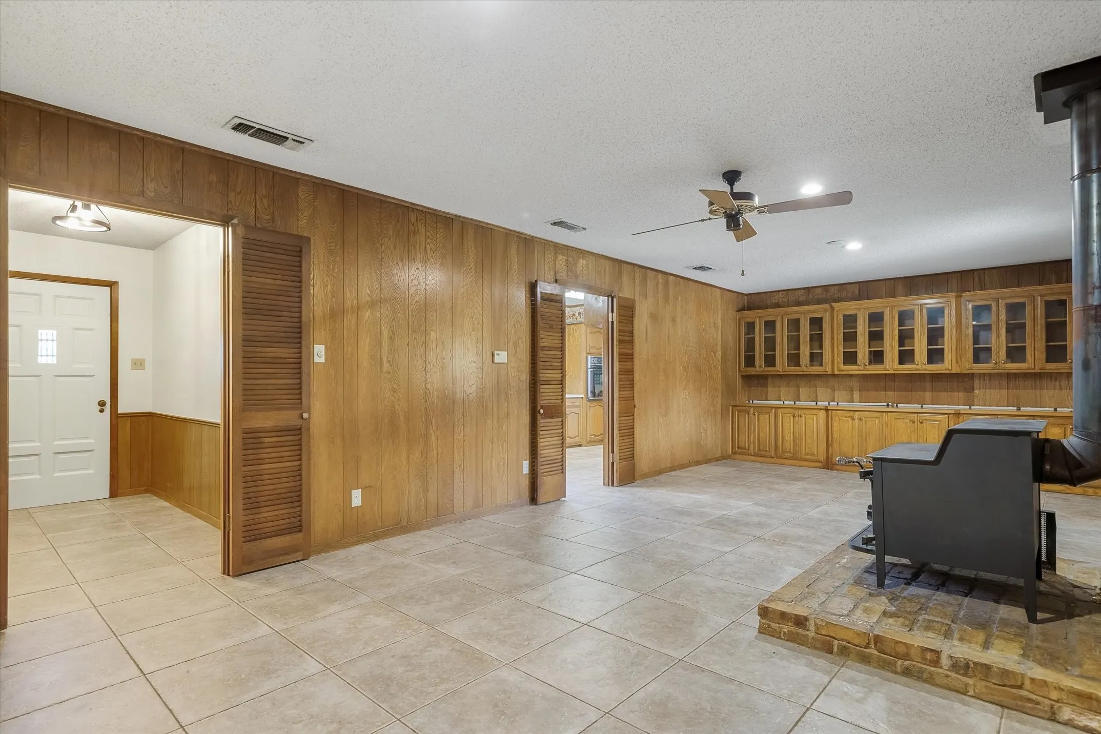 Single Family Residence For Sale in Van Zandt County , 599 S Oak Street, Van, Texas 75790, 3 Bedroom, 2 Bathroom, 2 Garage spaces, 1,757 Sqft, built in 1970, mls#21293572, Real Estate Agent in Van, Homes For Sale in Van Zandt county, Homes For Sale in Van, Realtor in Van Texas, Real Estate Brokerage Independent Realty Texas, Luminita Cordes Realtor