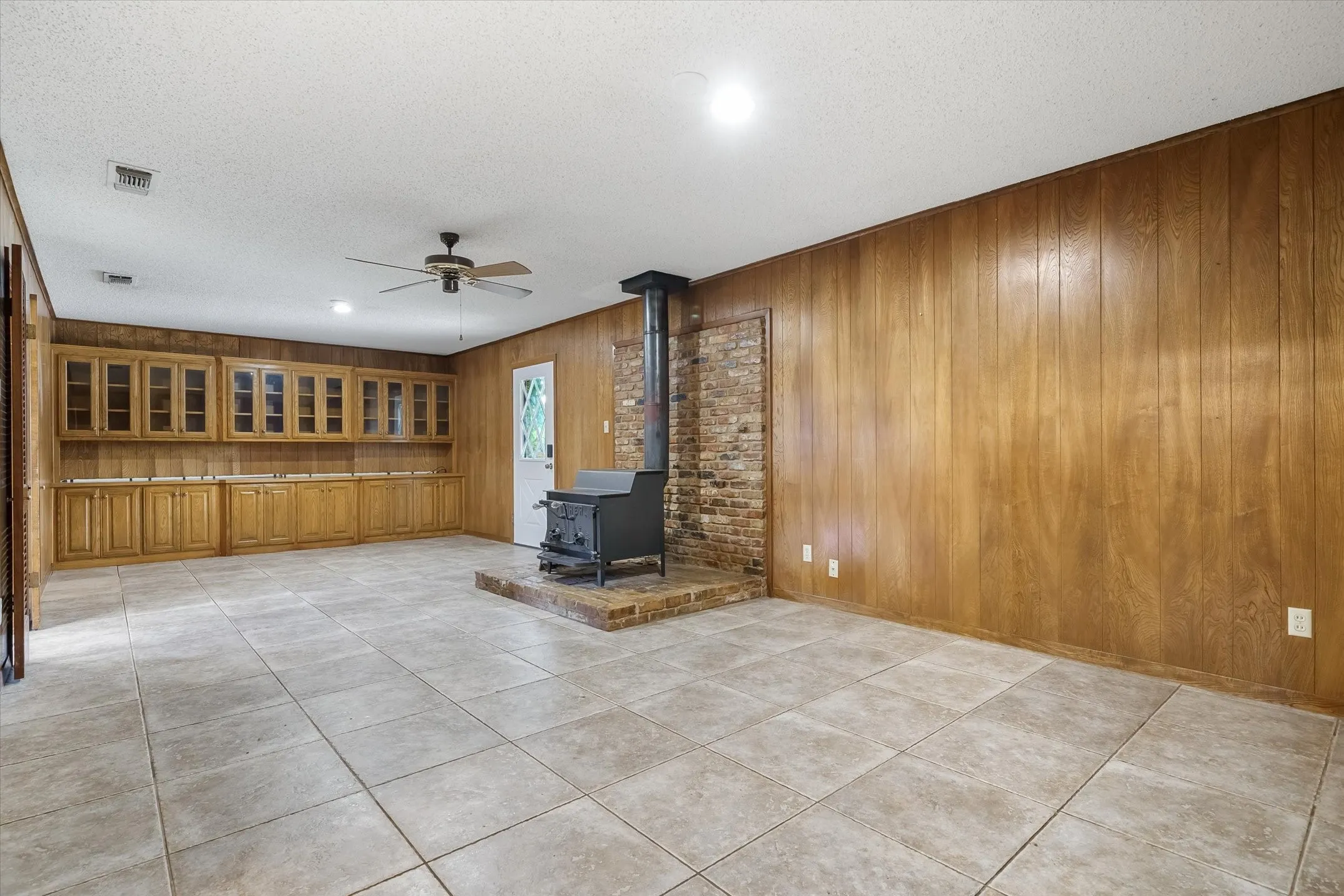 Single Family Residence For Sale in Van Zandt County , 599 S Oak Street, Van, Texas 75790, 3 Bedroom, 2 Bathroom, 2 Garage spaces, 1,757 Sqft, built in 1970, mls#21293572, Real Estate Agent in Van, Homes For Sale in Van Zandt county, Homes For Sale in Van, Realtor in Van Texas, Real Estate Brokerage Independent Realty Texas, Luminita Cordes Realtor