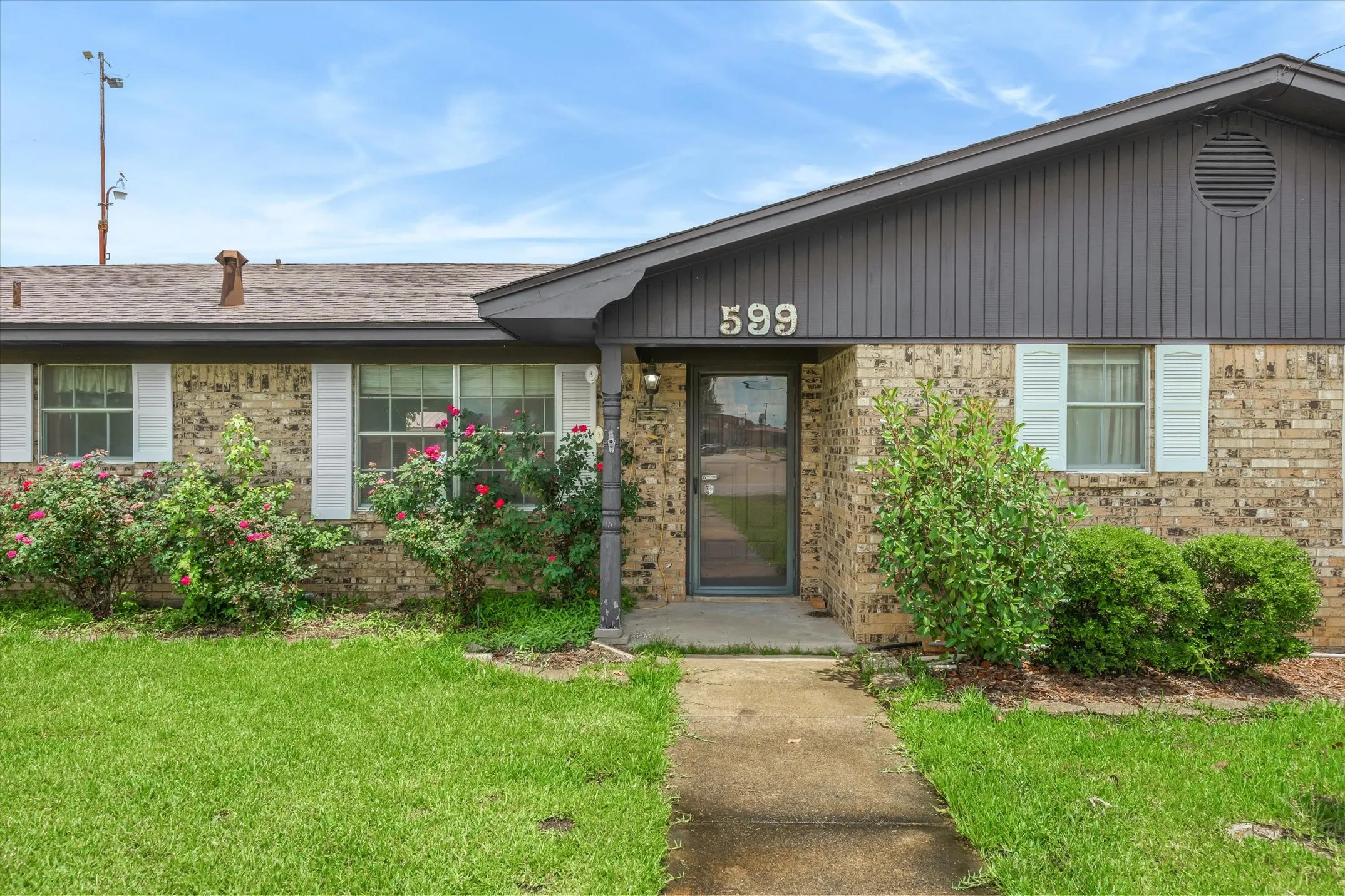 Single Family Residence For Sale in Van Zandt County , 599 S Oak Street, Van, Texas 75790, 3 Bedroom, 2 Bathroom, 2 Garage spaces, 1,757 Sqft, built in 1970, mls#21293572, Real Estate Agent in Van, Homes For Sale in Van Zandt county, Homes For Sale in Van, Realtor in Van Texas, Real Estate Brokerage Independent Realty Texas, Luminita Cordes Realtor