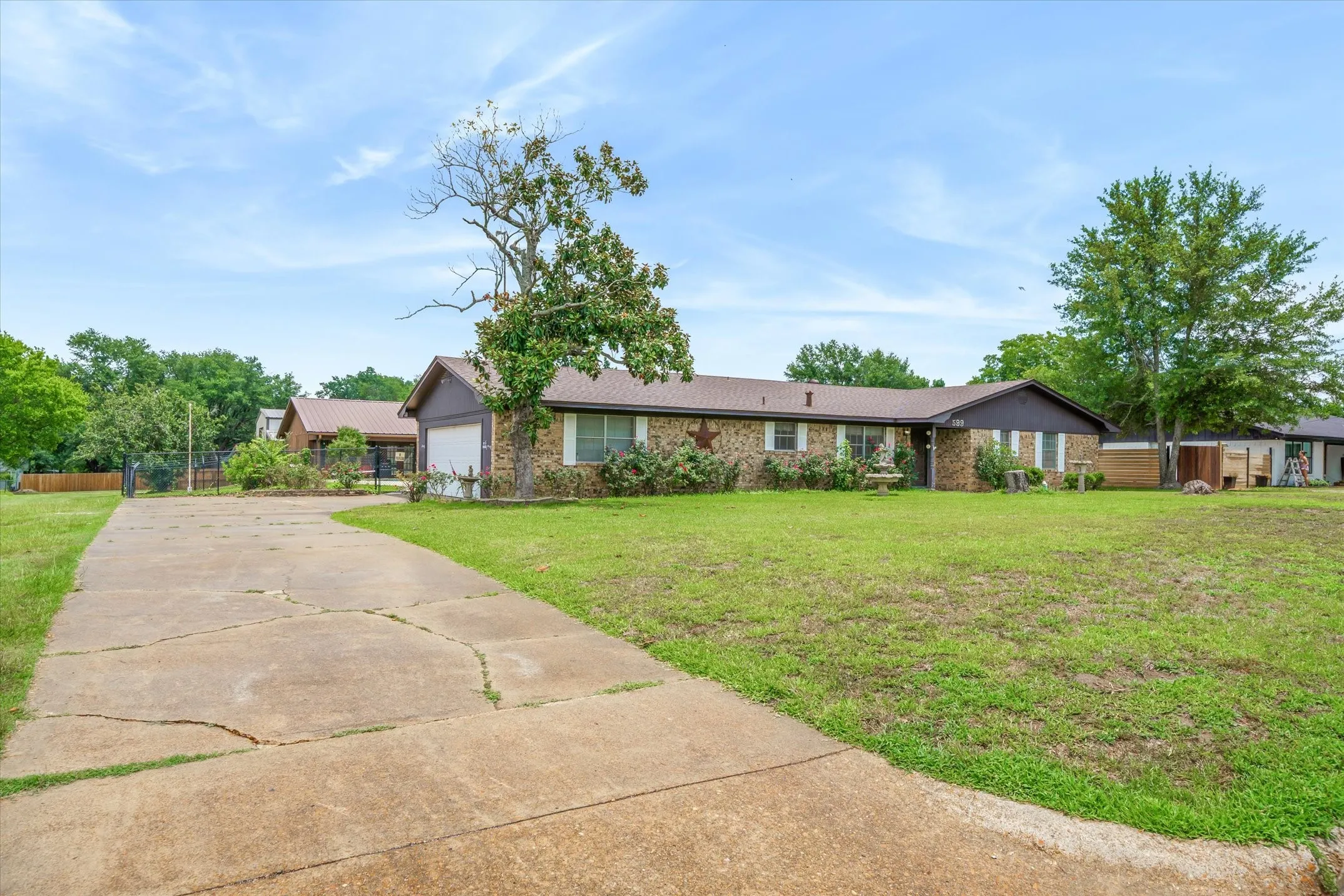 Single Family Residence For Sale in Van Zandt County , 599 S Oak Street, Van, Texas 75790, 3 Bedroom, 2 Bathroom, 2 Garage spaces, 1,757 Sqft, built in 1970, mls#21293572, Real Estate Agent in Van, Homes For Sale in Van Zandt county, Homes For Sale in Van, Realtor in Van Texas, Real Estate Brokerage Independent Realty Texas, Luminita Cordes Realtor