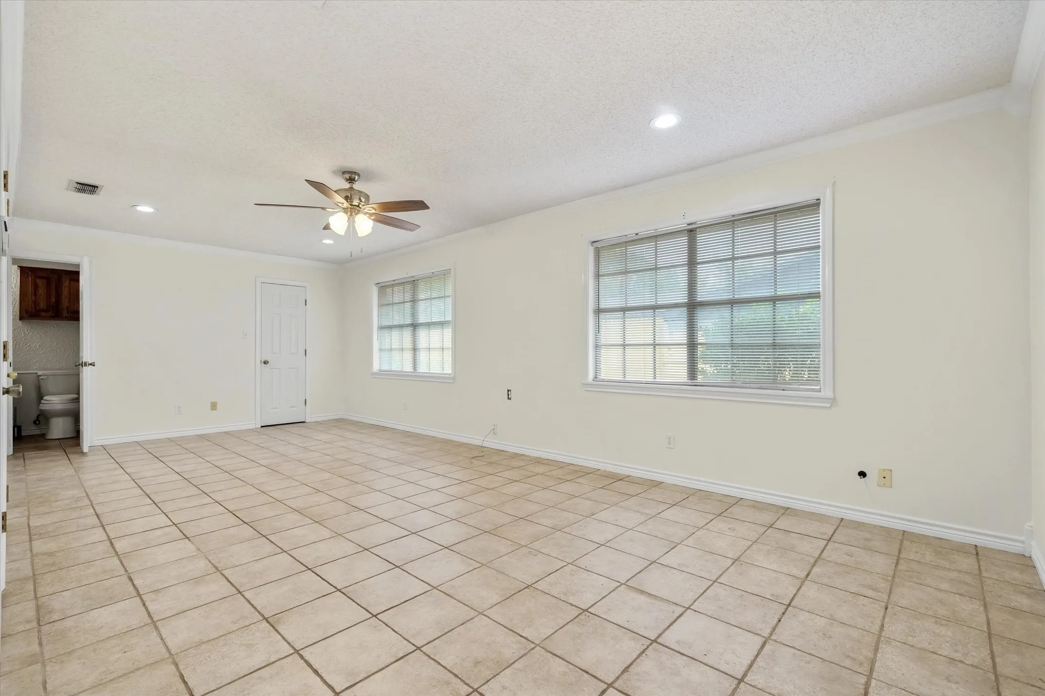 Single Family Residence For Sale in Van Zandt County , 599 S Oak Street, Van, Texas 75790, 3 Bedroom, 2 Bathroom, 2 Garage spaces, 1,757 Sqft, built in 1970, mls#21293572, Real Estate Agent in Van, Homes For Sale in Van Zandt county, Homes For Sale in Van, Realtor in Van Texas, Real Estate Brokerage Independent Realty Texas, Luminita Cordes Realtor