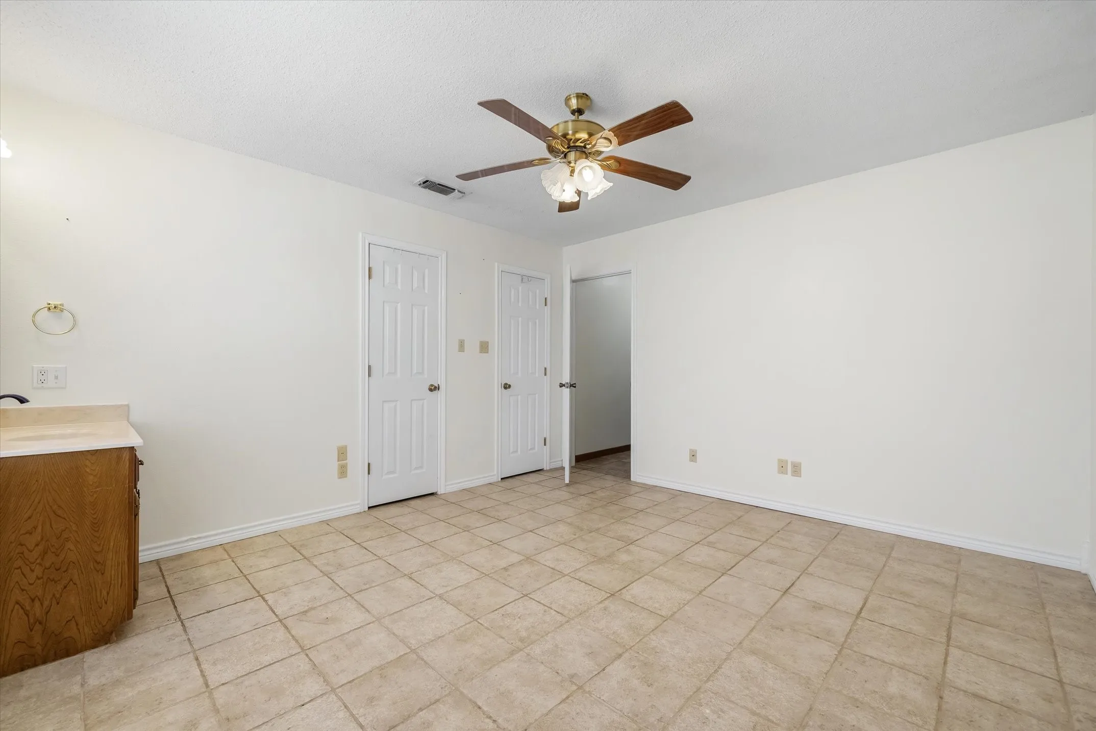 Single Family Residence For Sale in Van Zandt County , 599 S Oak Street, Van, Texas 75790, 3 Bedroom, 2 Bathroom, 2 Garage spaces, 1,757 Sqft, built in 1970, mls#21293572, Real Estate Agent in Van, Homes For Sale in Van Zandt county, Homes For Sale in Van, Realtor in Van Texas, Real Estate Brokerage Independent Realty Texas, Luminita Cordes Realtor