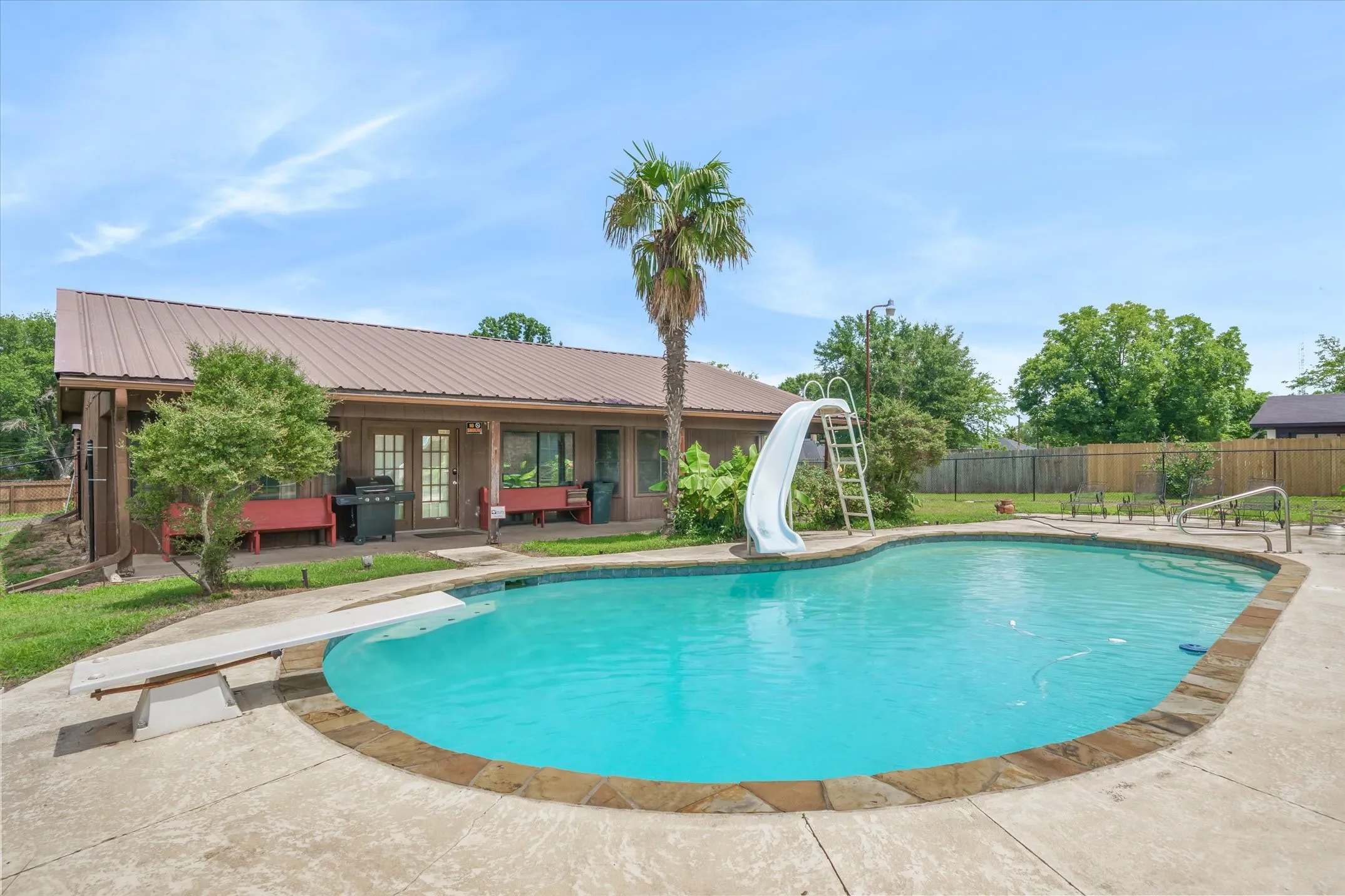 Single Family Residence For Sale in Van Zandt County , 599 S Oak Street, Van, Texas 75790, 3 Bedroom, 2 Bathroom, 2 Garage spaces, 1,757 Sqft, built in 1970, mls#21293572, Real Estate Agent in Van, Homes For Sale in Van Zandt county, Homes For Sale in Van, Realtor in Van Texas, Real Estate Brokerage Independent Realty Texas, Luminita Cordes Realtor