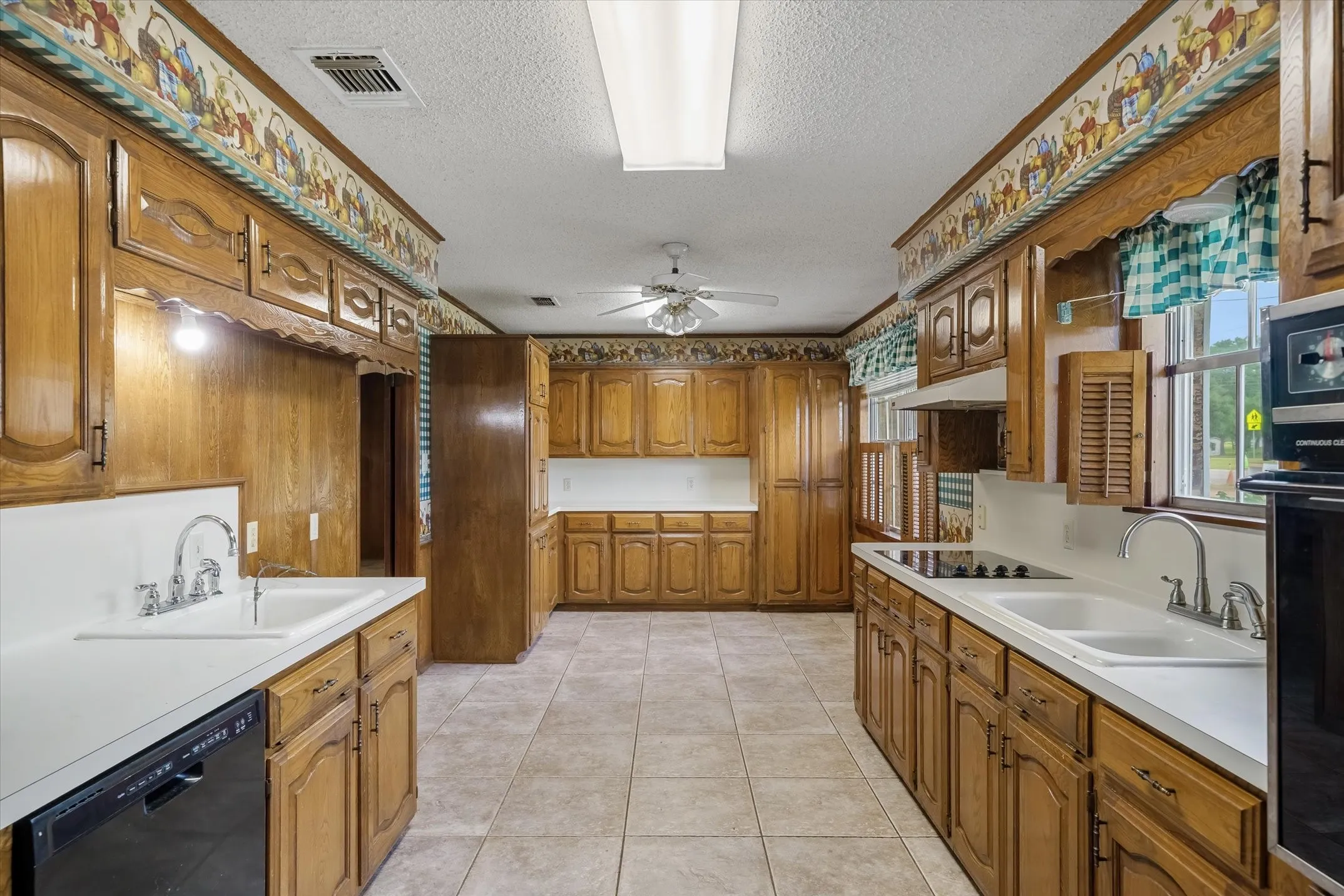 Single Family Residence For Sale in Van Zandt County , 599 S Oak Street, Van, Texas 75790, 3 Bedroom, 2 Bathroom, 2 Garage spaces, 1,757 Sqft, built in 1970, mls#21293572, Real Estate Agent in Van, Homes For Sale in Van Zandt county, Homes For Sale in Van, Realtor in Van Texas, Real Estate Brokerage Independent Realty Texas, Luminita Cordes Realtor