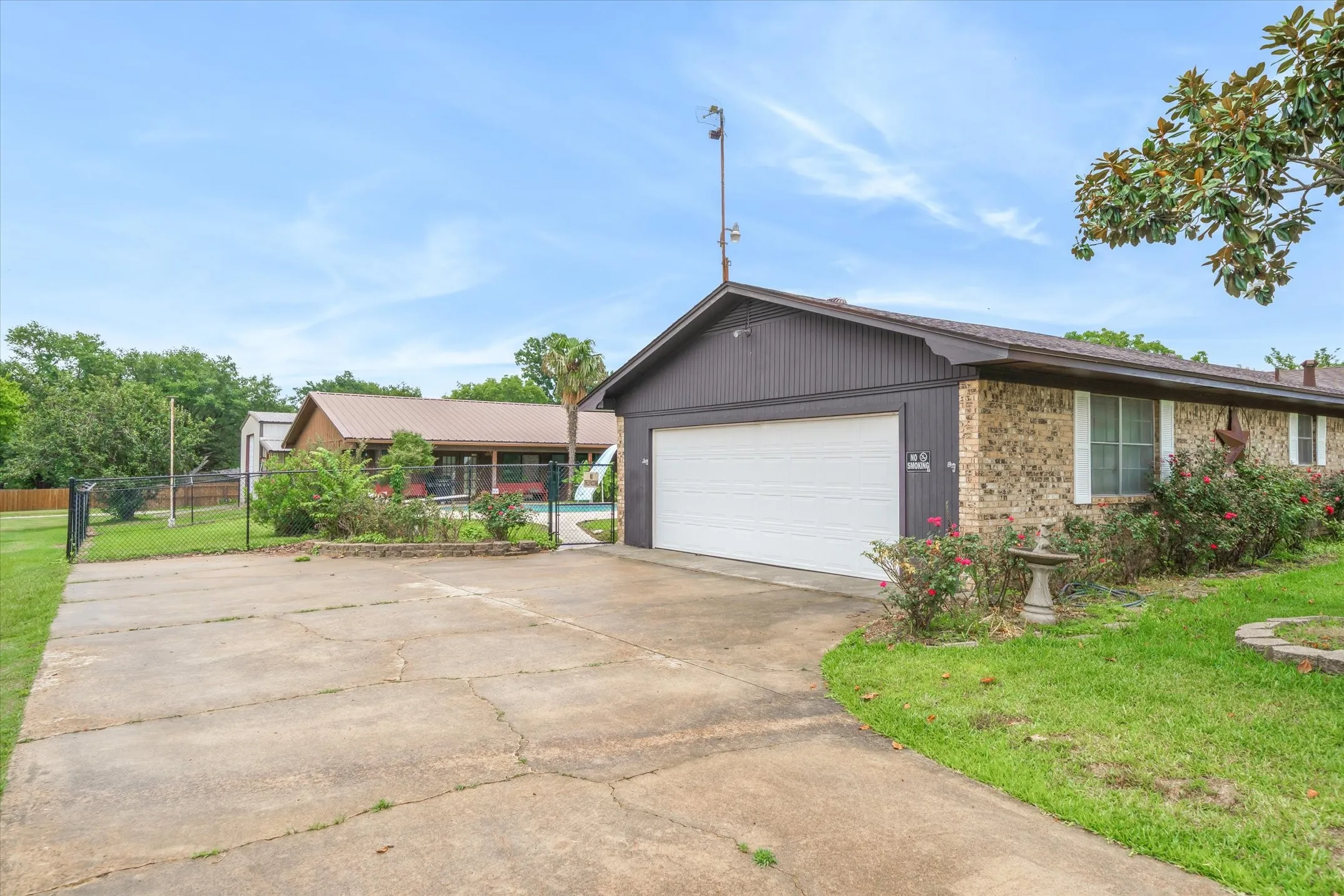 Single Family Residence For Sale in Van Zandt County , 599 S Oak Street, Van, Texas 75790, 3 Bedroom, 2 Bathroom, 2 Garage spaces, 1,757 Sqft, built in 1970, mls#21293572, Real Estate Agent in Van, Homes For Sale in Van Zandt county, Homes For Sale in Van, Realtor in Van Texas, Real Estate Brokerage Independent Realty Texas, Luminita Cordes Realtor