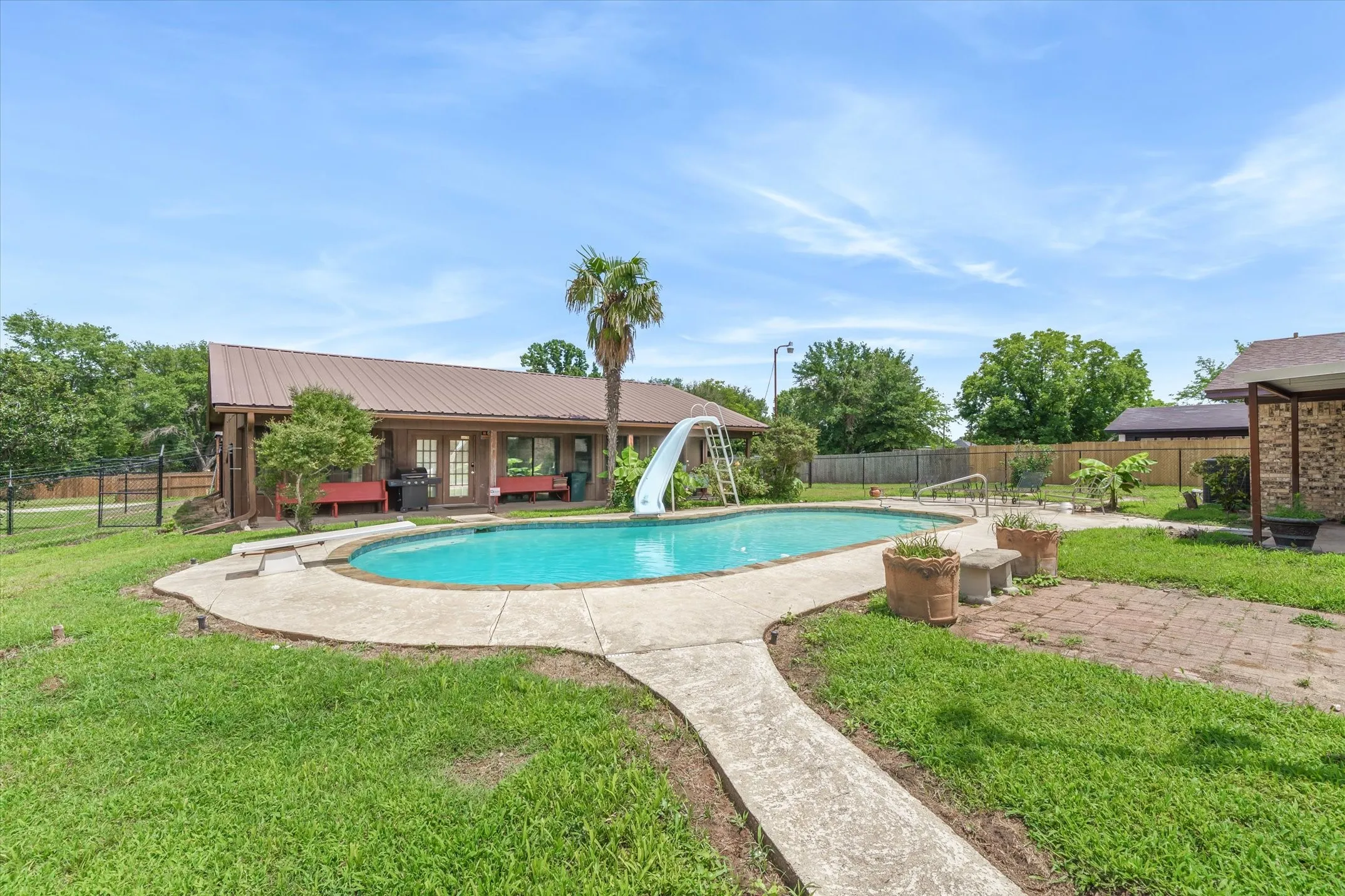 Single Family Residence For Sale in Van Zandt County , 599 S Oak Street, Van, Texas 75790, 3 Bedroom, 2 Bathroom, 2 Garage spaces, 1,757 Sqft, built in 1970, mls#21293572, Real Estate Agent in Van, Homes For Sale in Van Zandt county, Homes For Sale in Van, Realtor in Van Texas, Real Estate Brokerage Independent Realty Texas, Luminita Cordes Realtor
