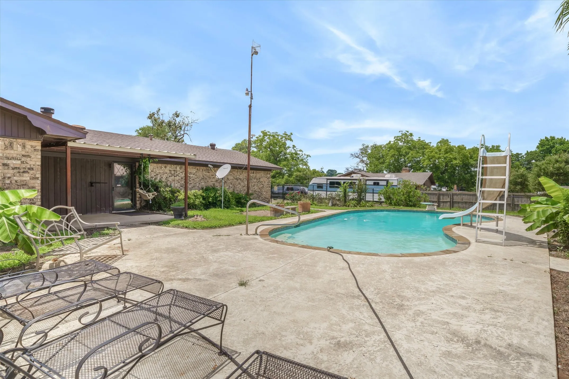 Single Family Residence For Sale in Van Zandt County , 599 S Oak Street, Van, Texas 75790, 3 Bedroom, 2 Bathroom, 2 Garage spaces, 1,757 Sqft, built in 1970, mls#21293572, Real Estate Agent in Van, Homes For Sale in Van Zandt county, Homes For Sale in Van, Realtor in Van Texas, Real Estate Brokerage Independent Realty Texas, Luminita Cordes Realtor