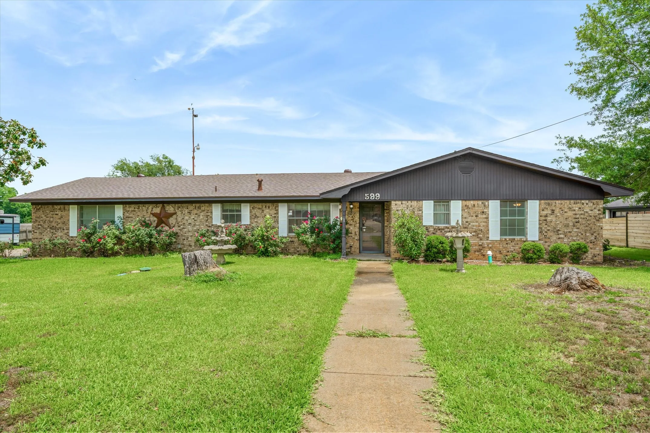 Single Family Residence For Sale in Van Zandt County , 599 S Oak Street, Van, Texas 75790, 3 Bedroom, 2 Bathroom, 2 Garage spaces, 1,757 Sqft, built in 1970, mls#21293572, Real Estate Agent in Van, Homes For Sale in Van Zandt county, Homes For Sale in Van, Realtor in Van Texas, Real Estate Brokerage Independent Realty Texas, Luminita Cordes Realtor