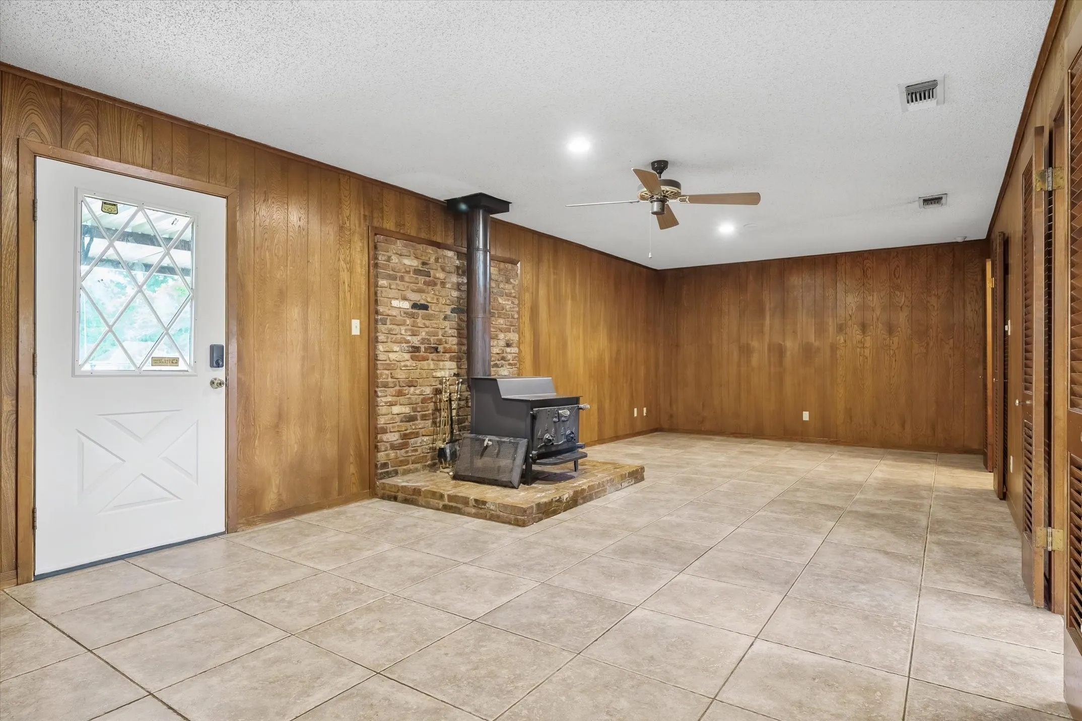 Single Family Residence For Sale in Van Zandt County , 599 S Oak Street, Van, Texas 75790, 3 Bedroom, 2 Bathroom, 2 Garage spaces, 1,757 Sqft, built in 1970, mls#21293572, Real Estate Agent in Van, Homes For Sale in Van Zandt county, Homes For Sale in Van, Realtor in Van Texas, Real Estate Brokerage Independent Realty Texas, Luminita Cordes Realtor
