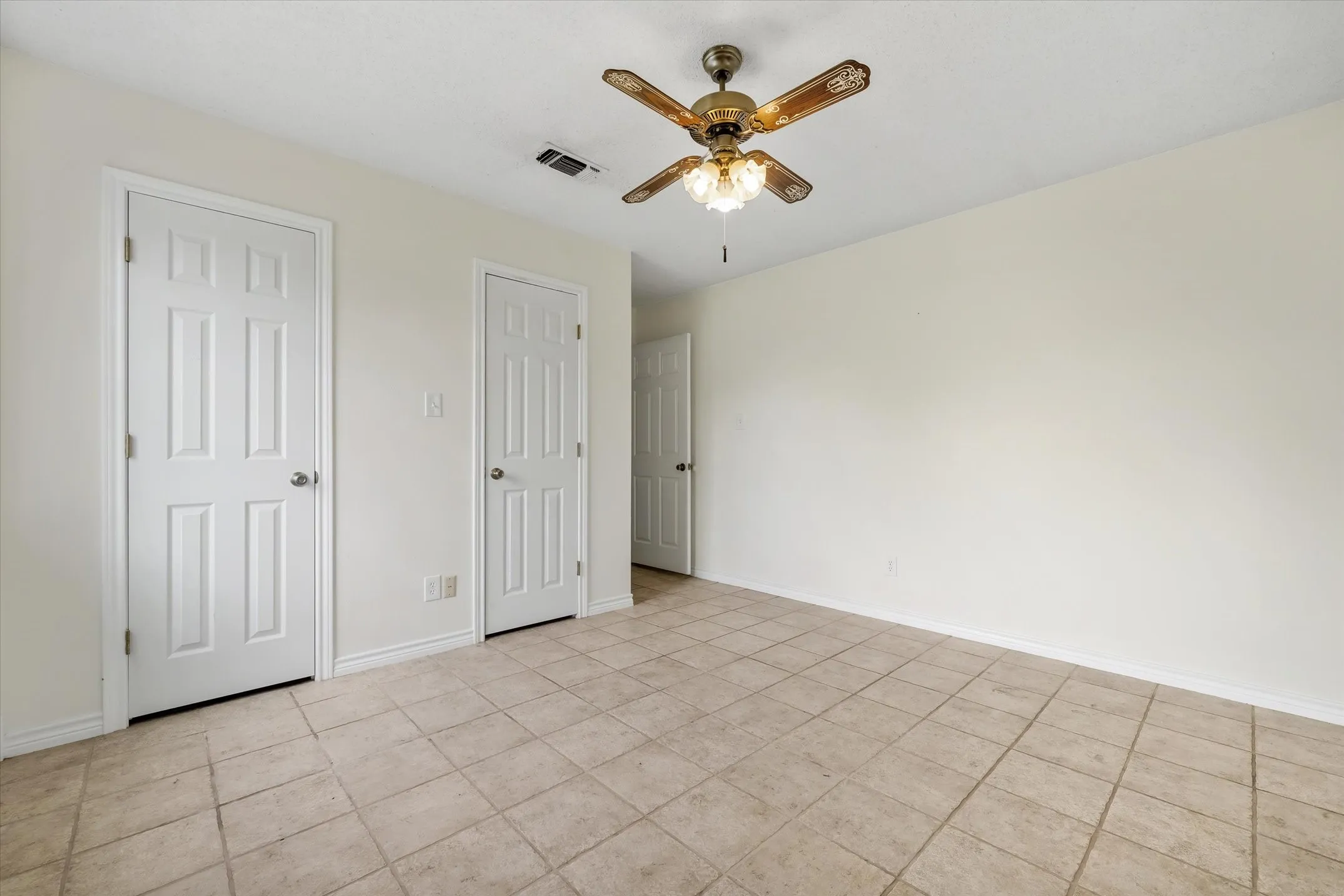 Single Family Residence For Sale in Van Zandt County , 599 S Oak Street, Van, Texas 75790, 3 Bedroom, 2 Bathroom, 2 Garage spaces, 1,757 Sqft, built in 1970, mls#21293572, Real Estate Agent in Van, Homes For Sale in Van Zandt county, Homes For Sale in Van, Realtor in Van Texas, Real Estate Brokerage Independent Realty Texas, Luminita Cordes Realtor