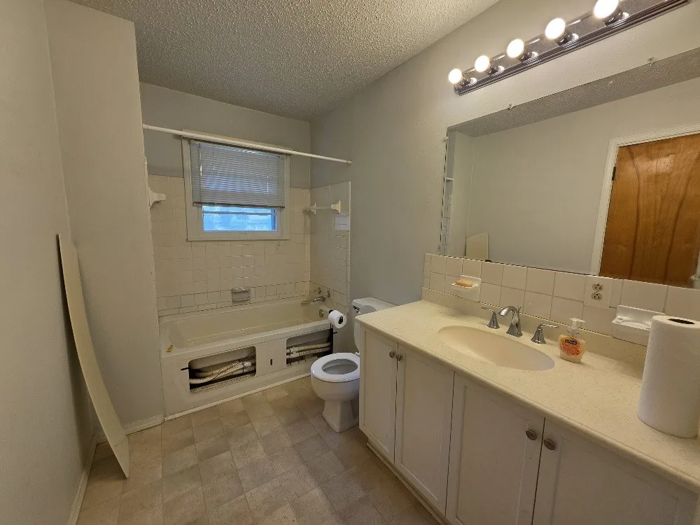 Single Family Residence For Sale in Johnson County , 215 Woodard Avenue, Cleburne, Texas 76033, 3 Bedroom, 2 Bathroom, Garage spaces, 2,046 Sqft, built in 1952, mls#21293590, Real Estate Agent in Cleburne, Homes For Sale in Johnson county, Homes For Sale in Cleburne, Realtor in Cleburne Texas, Real Estate Brokerage Independent Realty Texas, Luminita Cordes Realtor