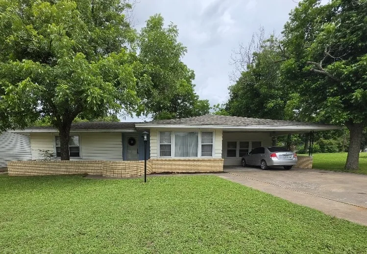 Single Family Residence For Sale in Johnson County , 215 Woodard Avenue, Cleburne, Texas 76033, 3 Bedroom, 2 Bathroom, Garage spaces, 2,046 Sqft, built in 1952, mls#21293590, Real Estate Agent in Cleburne, Homes For Sale in Johnson county, Homes For Sale in Cleburne, Realtor in Cleburne Texas, Real Estate Brokerage Independent Realty Texas, Luminita Cordes Realtor